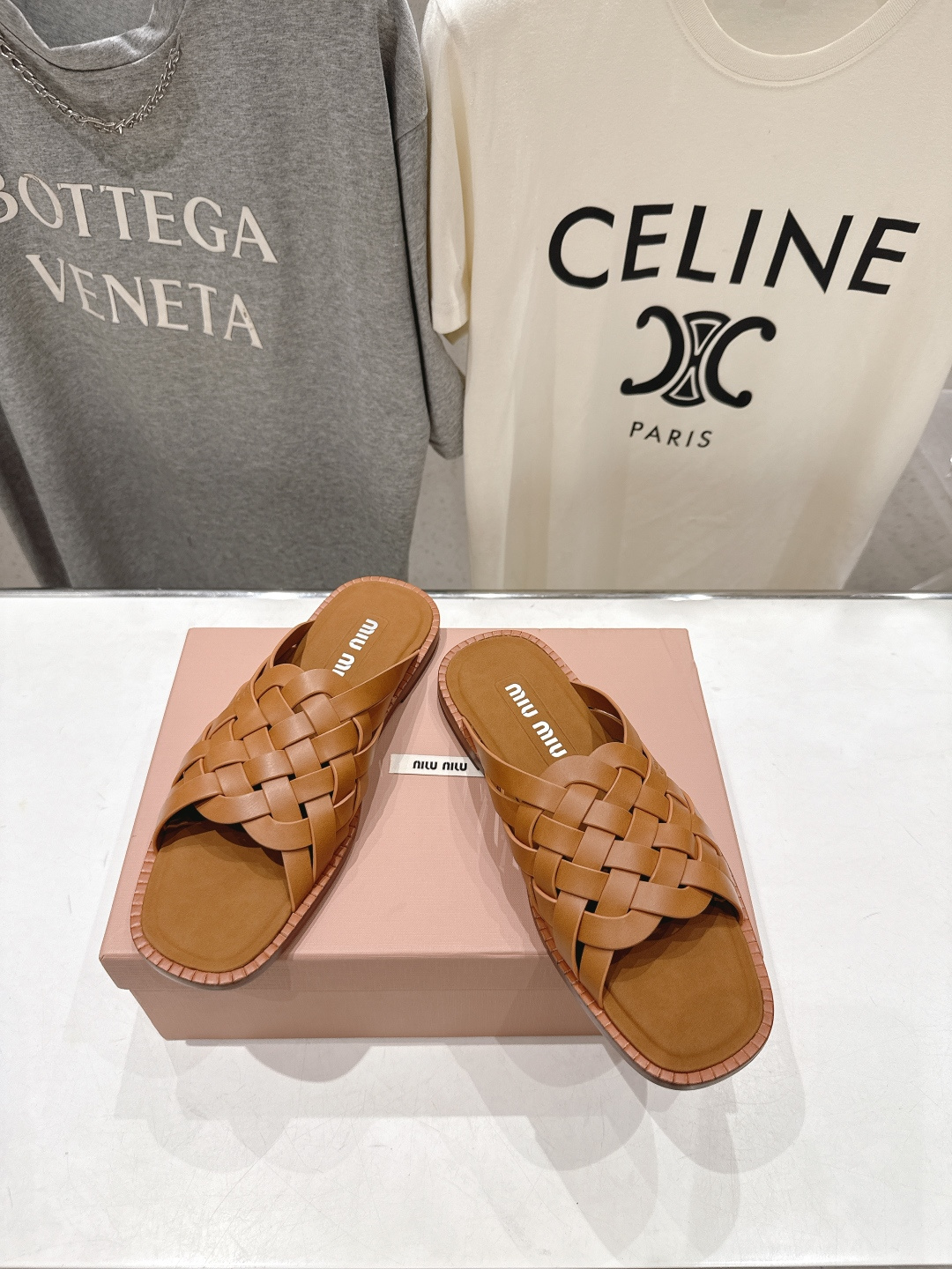 高版本出厂 MiuMiu*缪缪F033 2026ss春夏新款小牛皮复古平底拖鞋Zp开发 原版拆卸，细节对