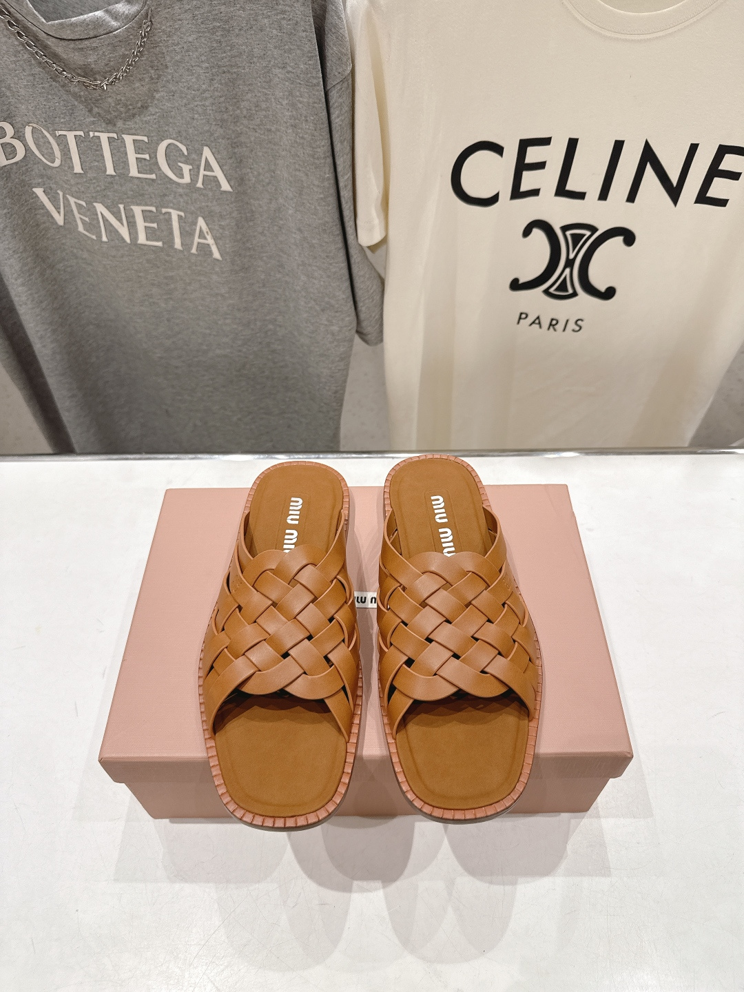 高版本出厂 MiuMiu*缪缪F033 2026ss春夏新款小牛皮复古平底拖鞋Zp开发 原版拆卸，细节对