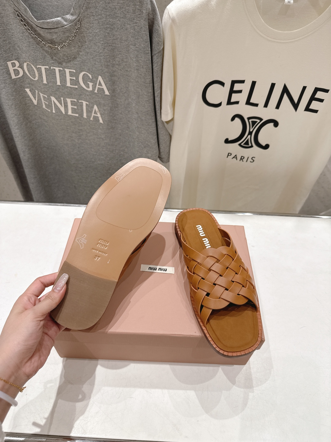 高版本出厂 MiuMiu*缪缪F033 2026ss春夏新款小牛皮复古平底拖鞋Zp开发 原版拆卸，细节对