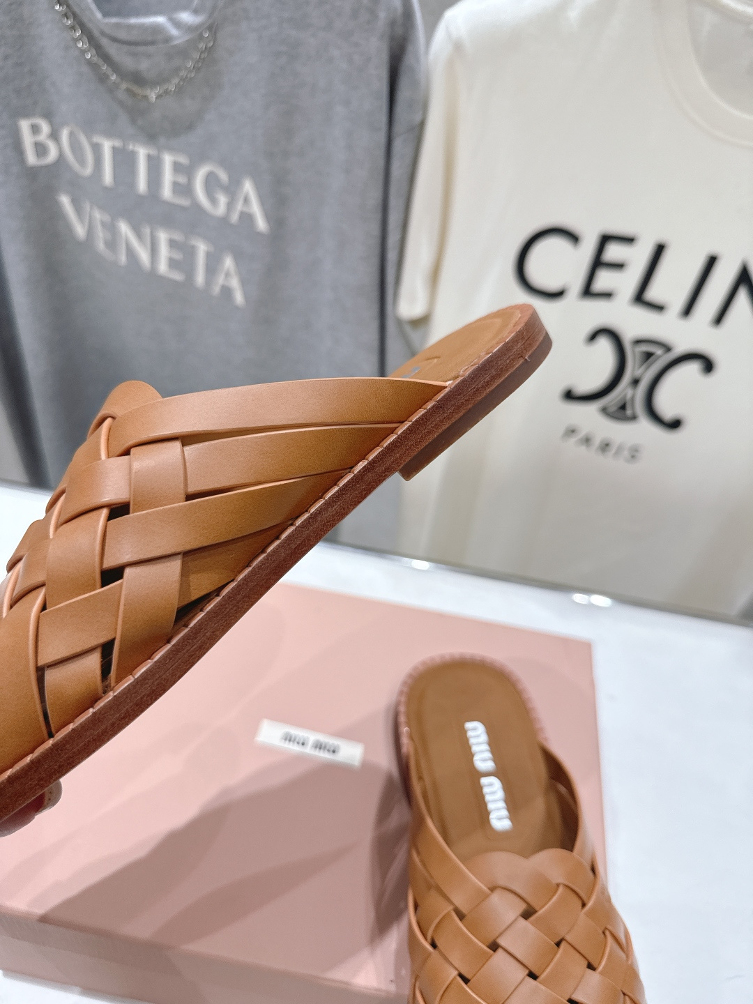 高版本出厂 MiuMiu*缪缪F033 2026ss春夏新款小牛皮复古平底拖鞋Zp开发 原版拆卸，细节对