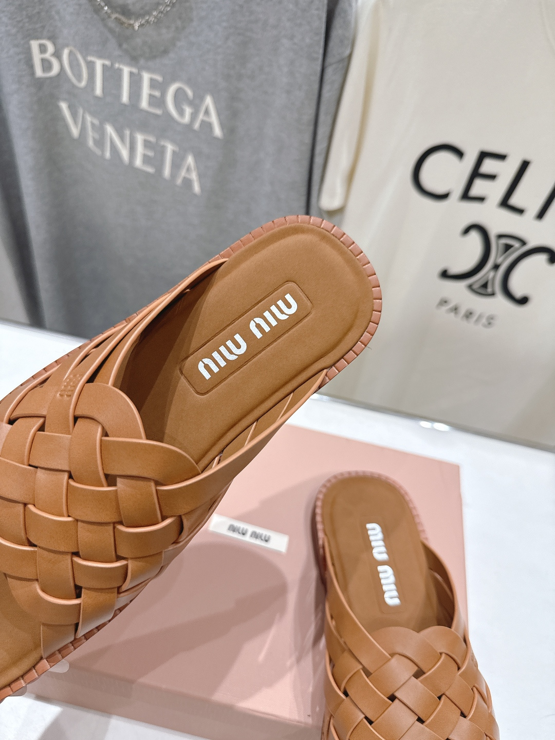 高版本出厂 MiuMiu*缪缪F033 2026ss春夏新款小牛皮复古平底拖鞋Zp开发 原版拆卸，细节对