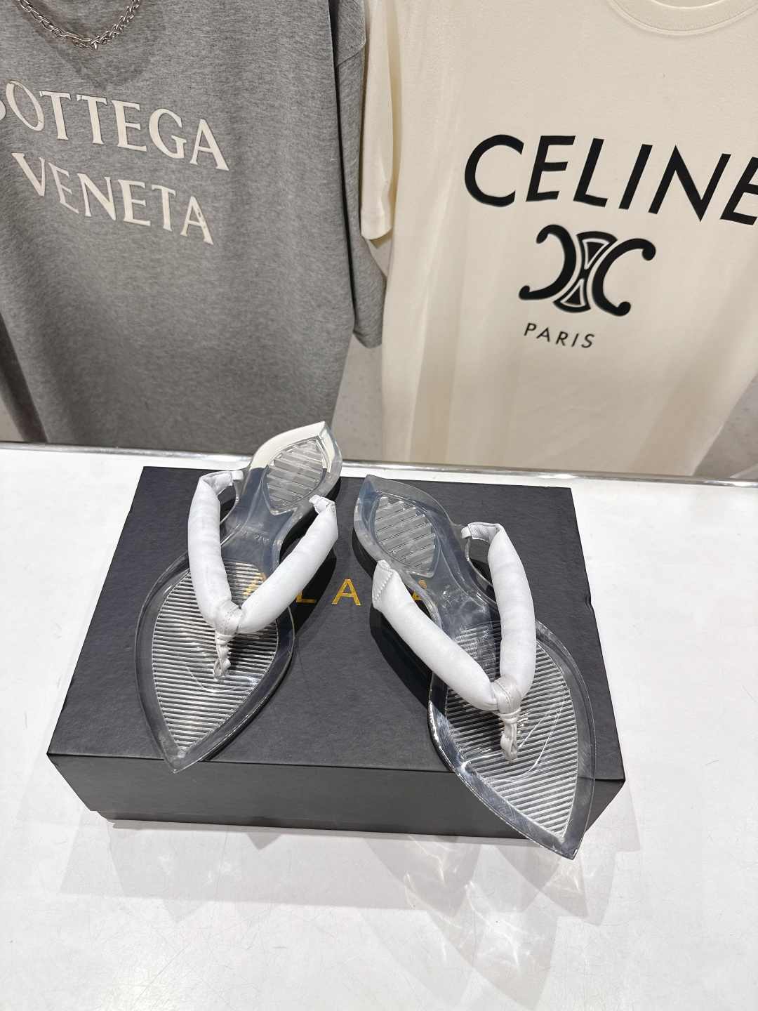 高版本出厂「ALAiA」ALA 阿莱亚F036 2026ss/夏季大热款透明平底人字拖夹脚拖鞋隐形缎面穆