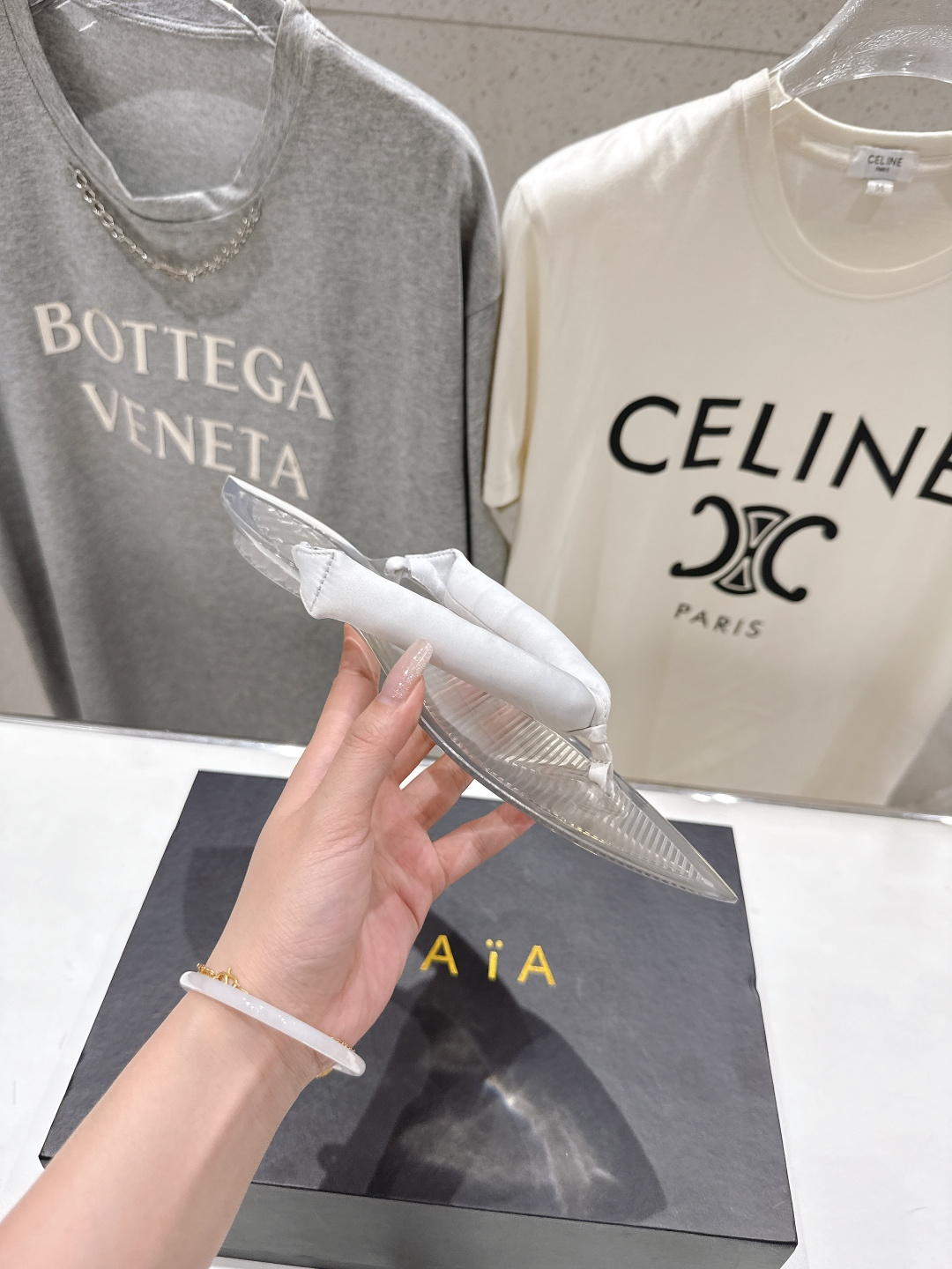 高版本出厂「ALAiA」ALA 阿莱亚F036 2026ss/夏季大热款透明平底人字拖夹脚拖鞋隐形缎面穆