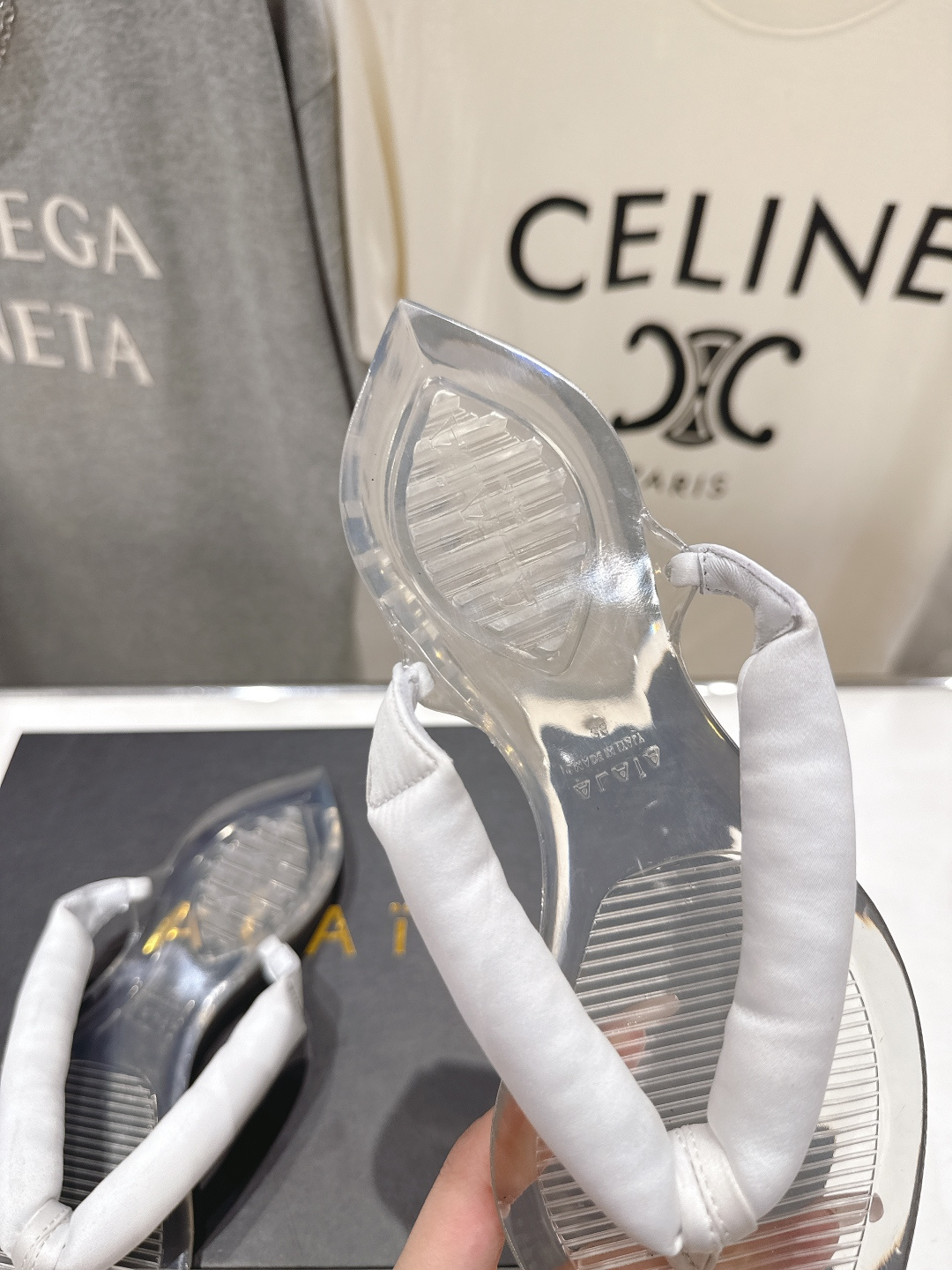 高版本出厂「ALAiA」ALA 阿莱亚F036 2026ss/夏季大热款透明平底人字拖夹脚拖鞋隐形缎面穆