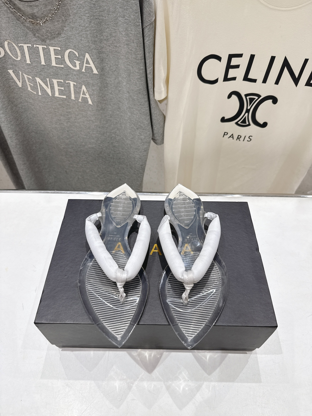 高版本出厂「ALAiA」ALA 阿莱亚F036 2026ss/夏季大热款透明平底人字拖夹脚拖鞋隐形缎面穆