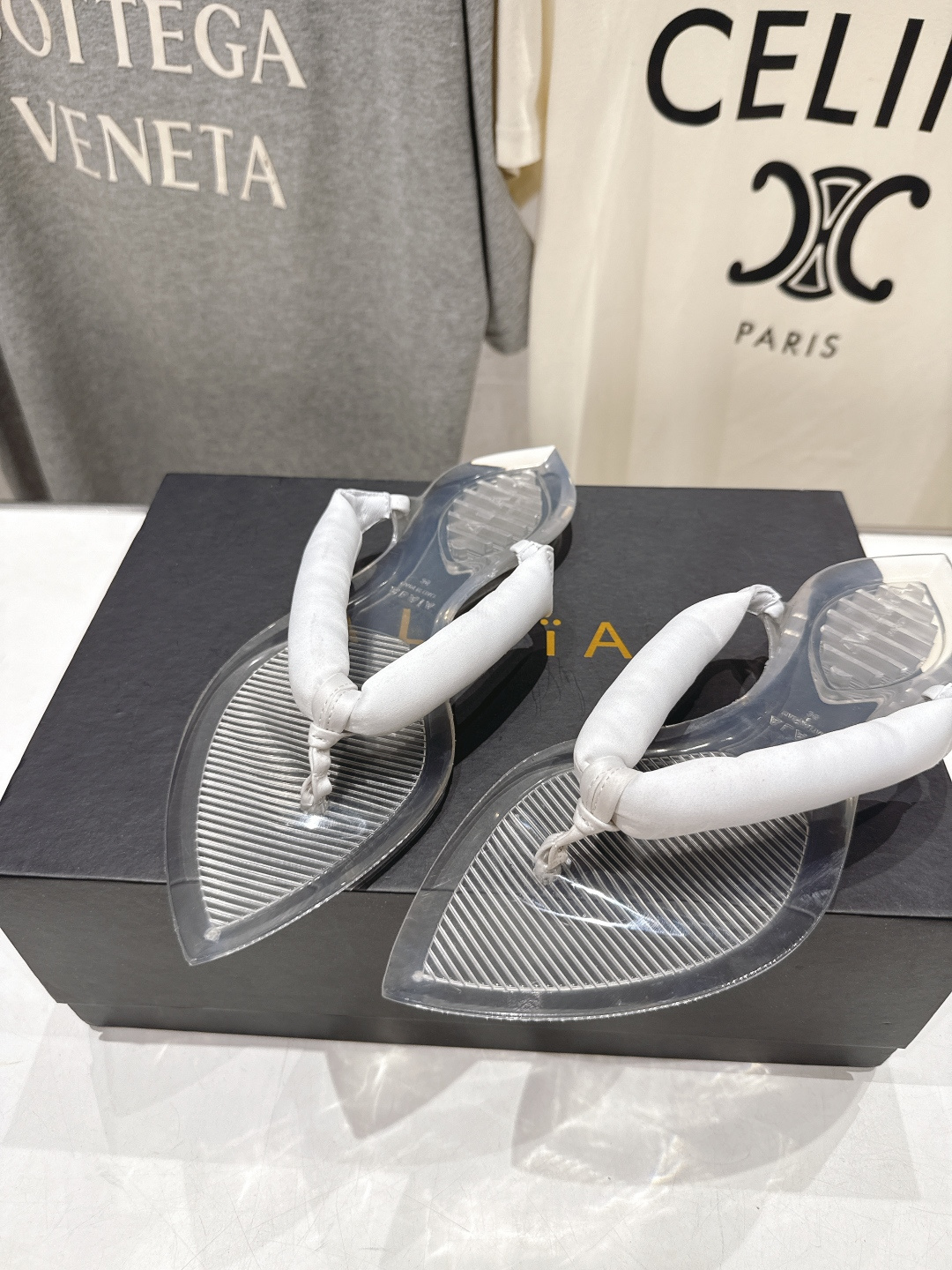 高版本出厂「ALAiA」ALA 阿莱亚F036 2026ss/夏季大热款透明平底人字拖夹脚拖鞋隐形缎面穆