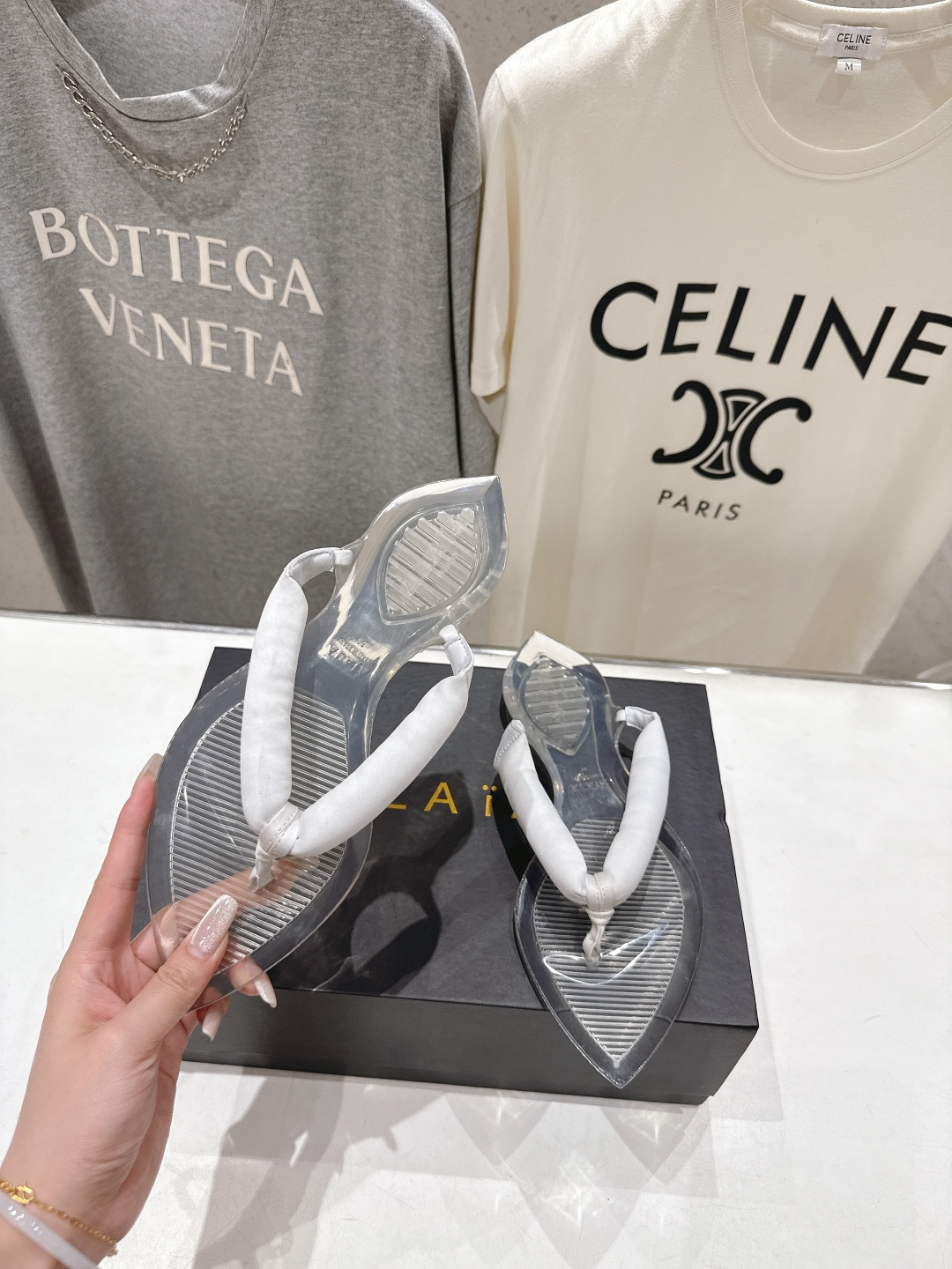 高版本出厂「ALAiA」ALA 阿莱亚F036 2026ss/夏季大热款透明平底人字拖夹脚拖鞋隐形缎面穆