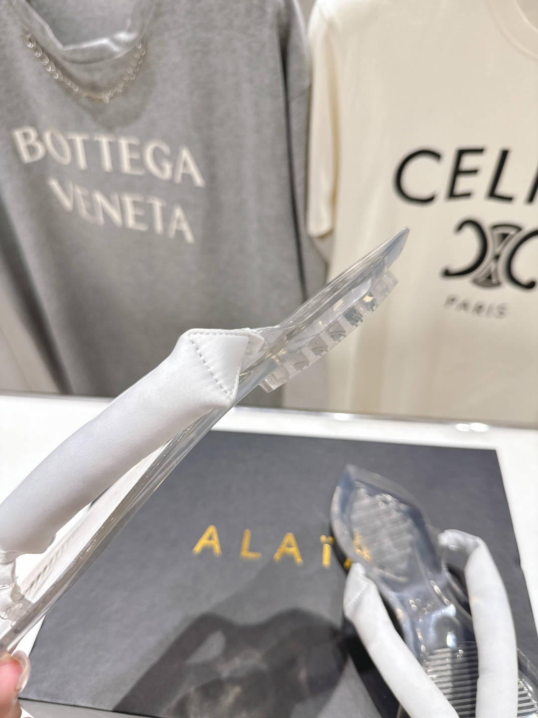 高版本出厂「ALAiA」ALA 阿莱亚F036 2026ss/夏季大热款透明平底人字拖夹脚拖鞋隐形缎面穆