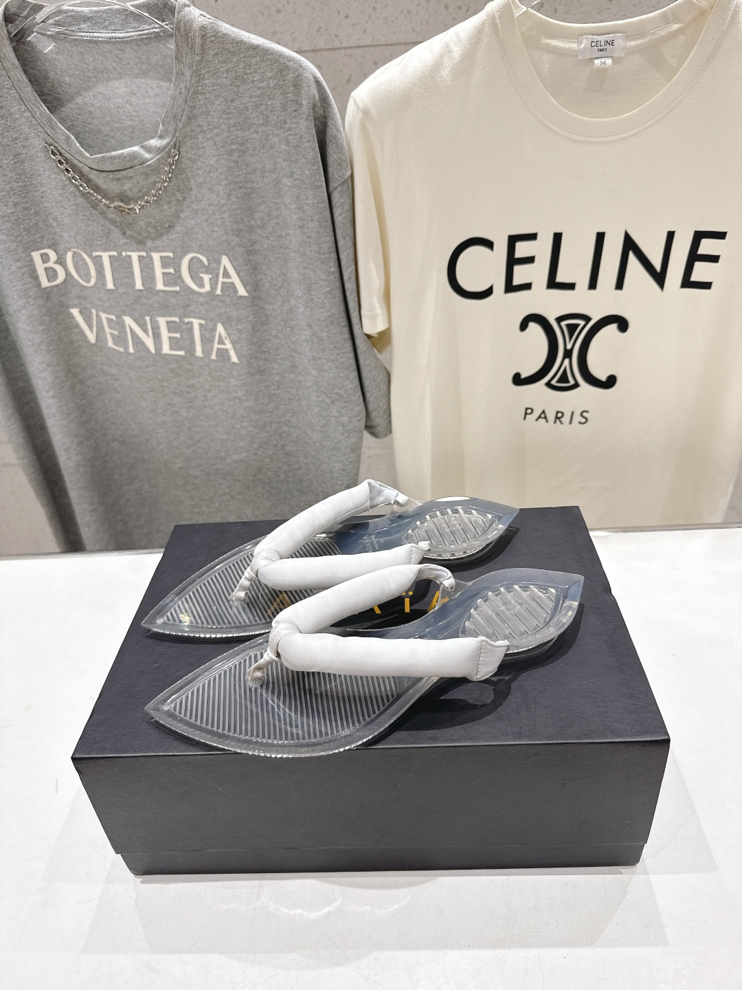 高版本出厂「ALAiA」ALA 阿莱亚F036 2026ss/夏季大热款透明平底人字拖夹脚拖鞋隐形缎面穆