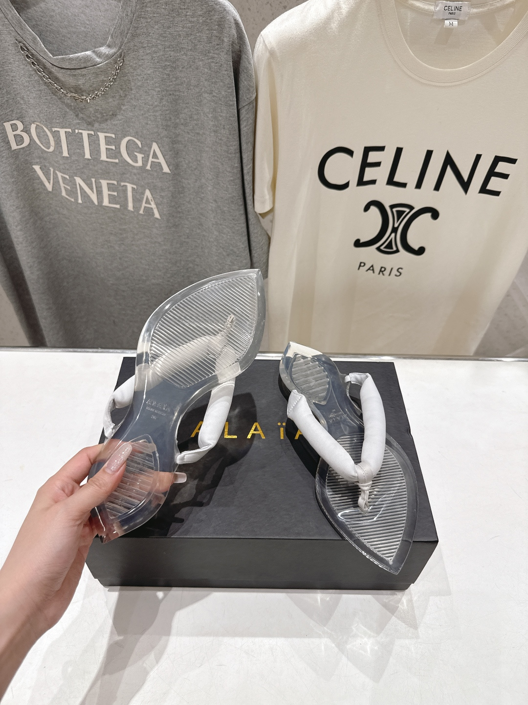 高版本出厂「ALAiA」ALA 阿莱亚F036 2026ss/夏季大热款透明平底人字拖夹脚拖鞋隐形缎面穆