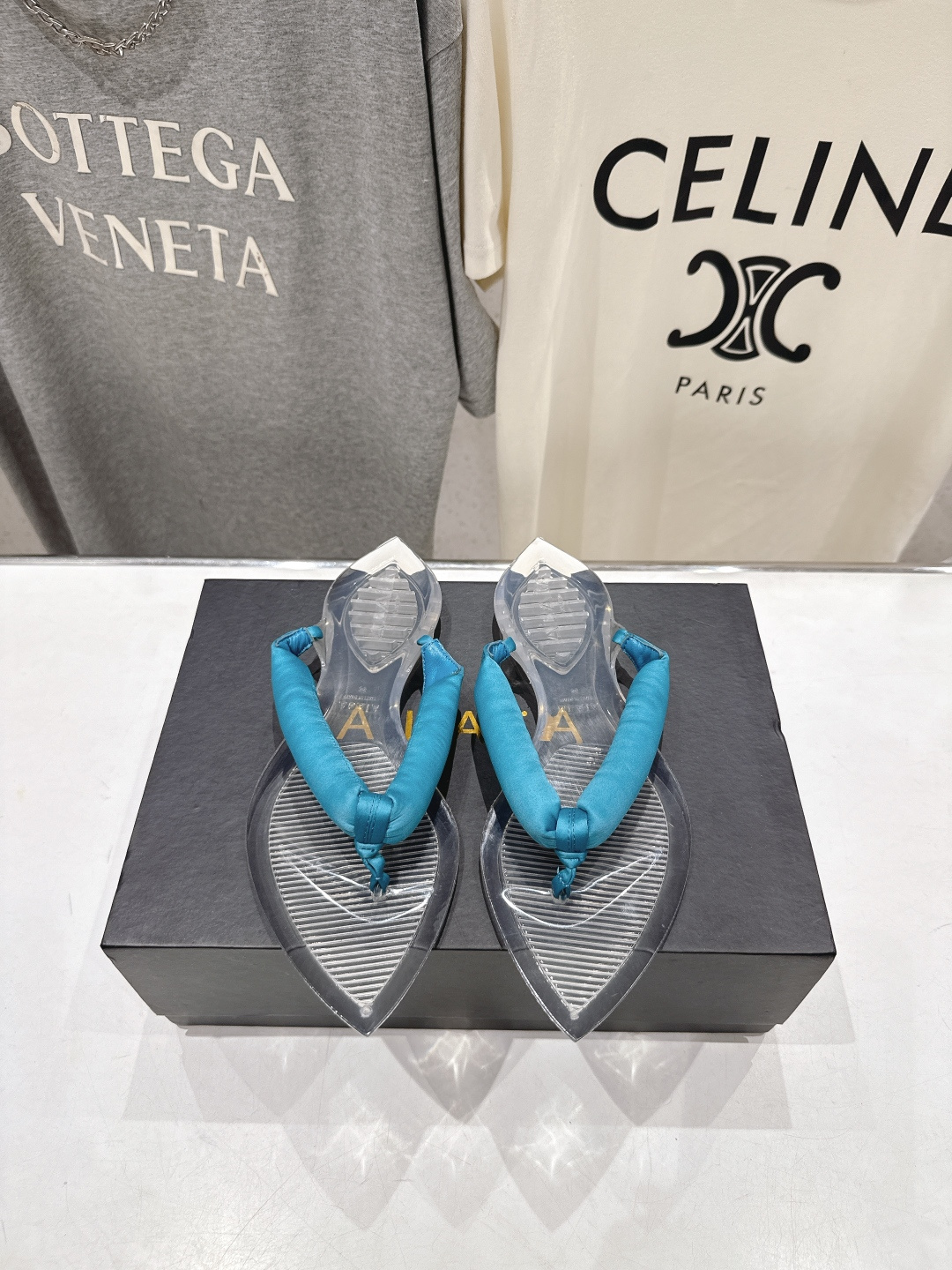 高版本出厂「ALAiA」ALA 阿莱亚F036 2026ss/夏季大热款透明平底人字拖夹脚拖鞋隐形缎面穆