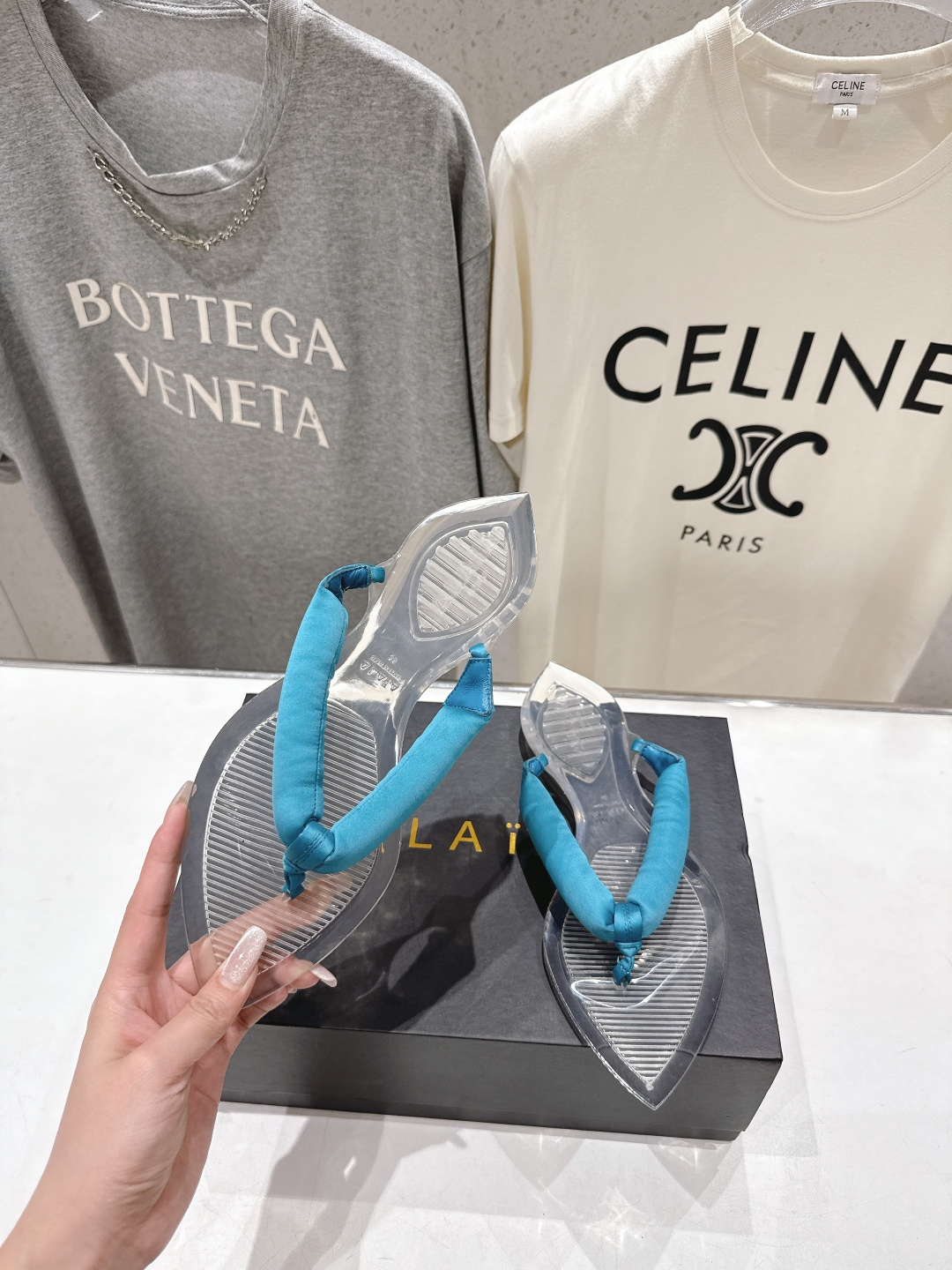 高版本出厂「ALAiA」ALA 阿莱亚F036 2026ss/夏季大热款透明平底人字拖夹脚拖鞋隐形缎面穆