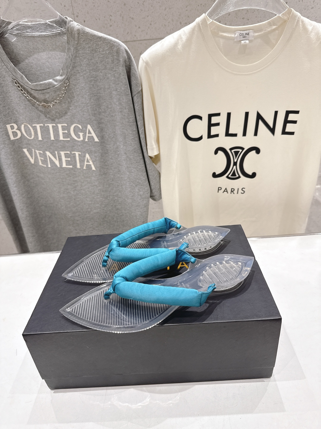 高版本出厂「ALAiA」ALA 阿莱亚F036 2026ss/夏季大热款透明平底人字拖夹脚拖鞋隐形缎面穆