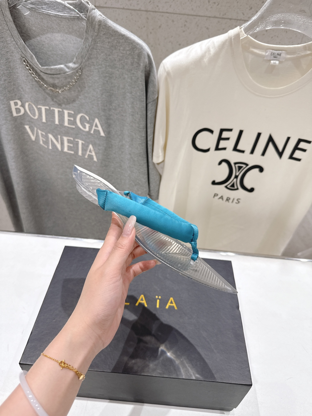 高版本出厂「ALAiA」ALA 阿莱亚F036 2026ss/夏季大热款透明平底人字拖夹脚拖鞋隐形缎面穆