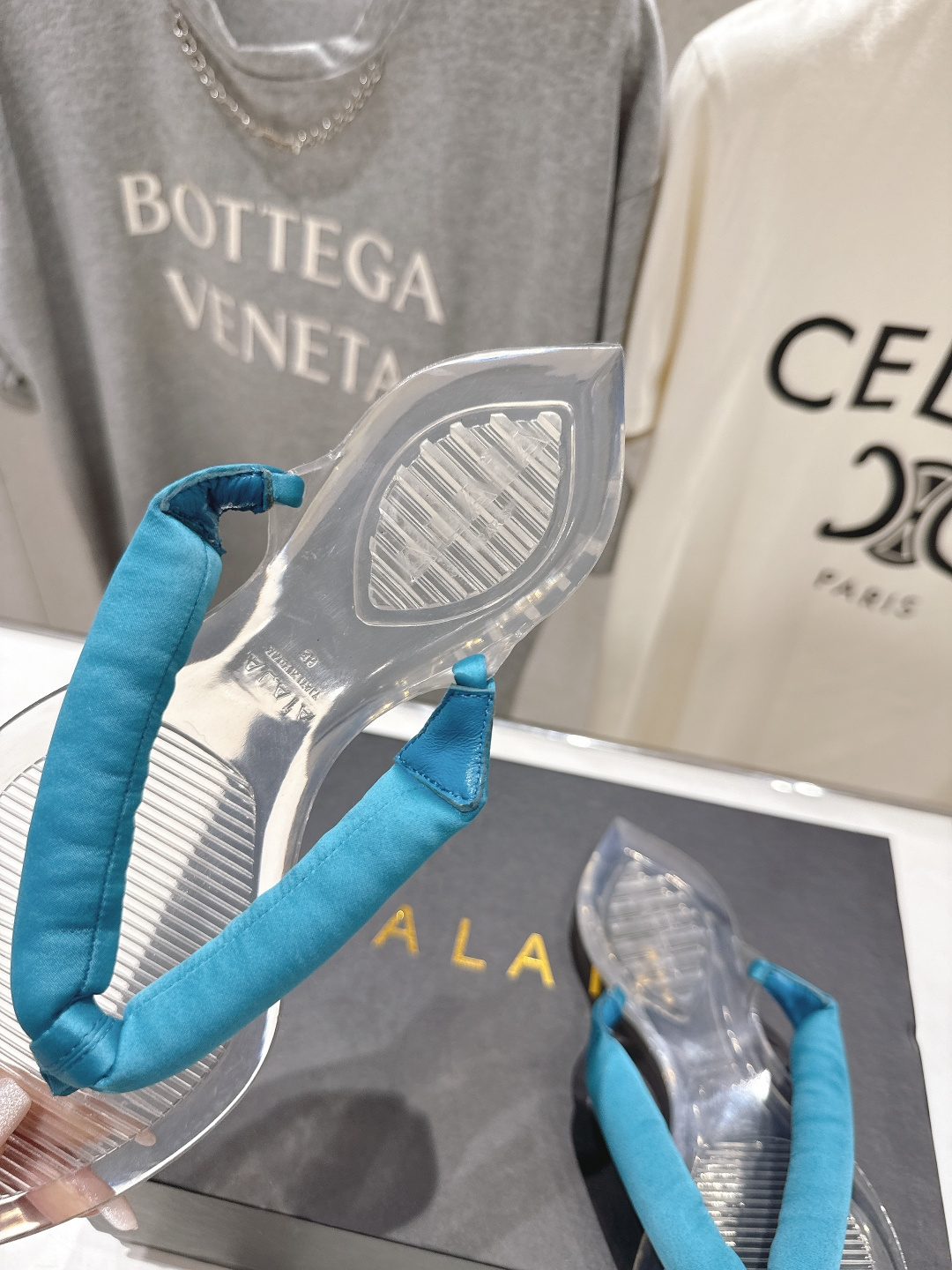 高版本出厂「ALAiA」ALA 阿莱亚F036 2026ss/夏季大热款透明平底人字拖夹脚拖鞋隐形缎面穆