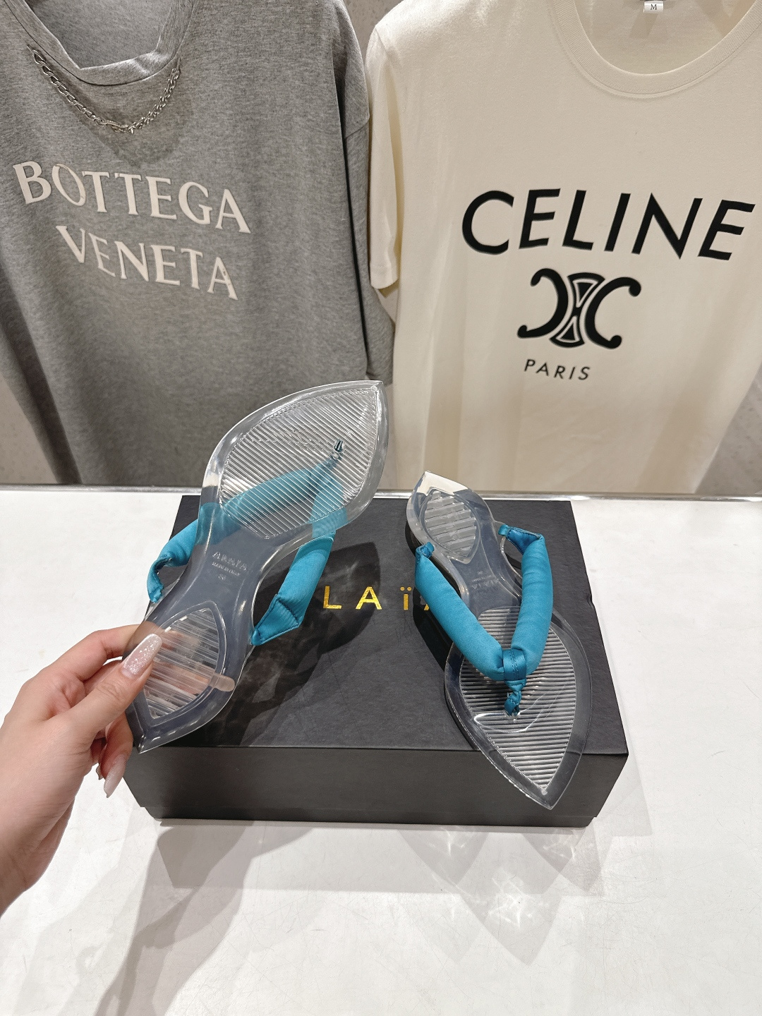 高版本出厂「ALAiA」ALA 阿莱亚F036 2026ss/夏季大热款透明平底人字拖夹脚拖鞋隐形缎面穆