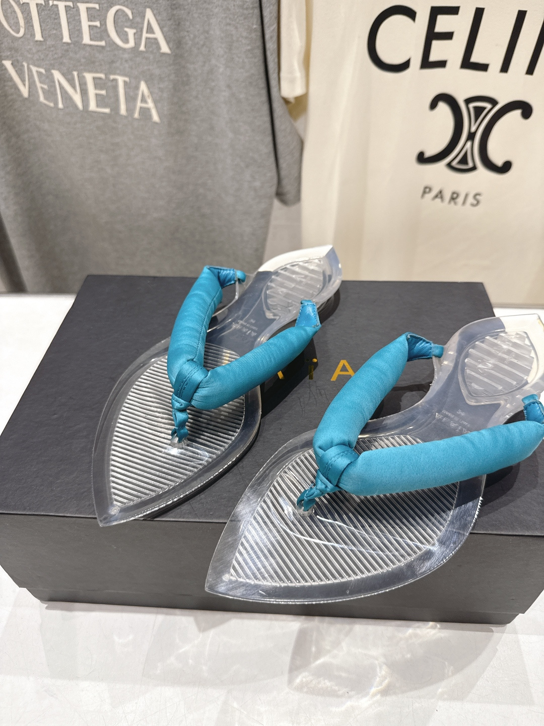 高版本出厂「ALAiA」ALA 阿莱亚F036 2026ss/夏季大热款透明平底人字拖夹脚拖鞋隐形缎面穆