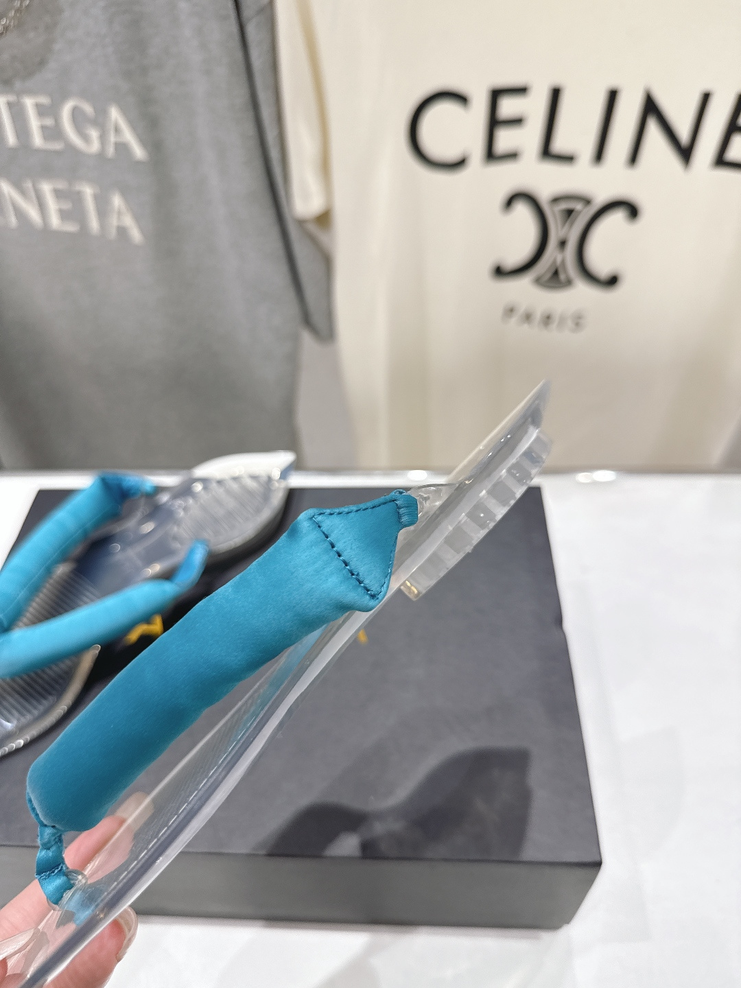 高版本出厂「ALAiA」ALA 阿莱亚F036 2026ss/夏季大热款透明平底人字拖夹脚拖鞋隐形缎面穆