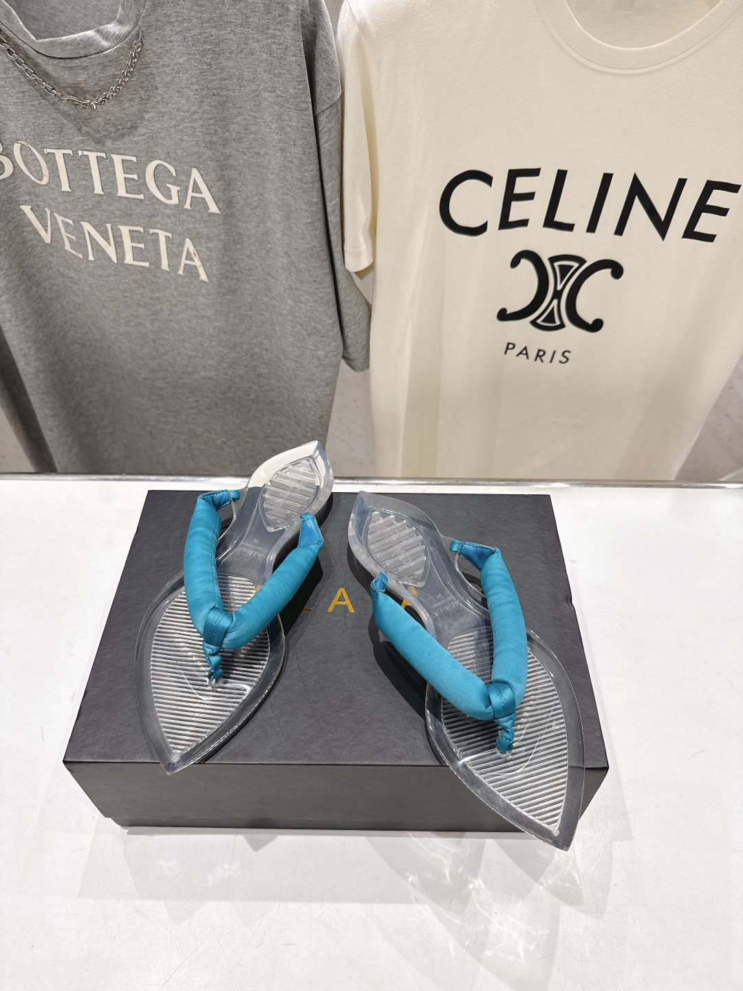 高版本出厂「ALAiA」ALA 阿莱亚F036 2026ss/夏季大热款透明平底人字拖夹脚拖鞋隐形缎面穆