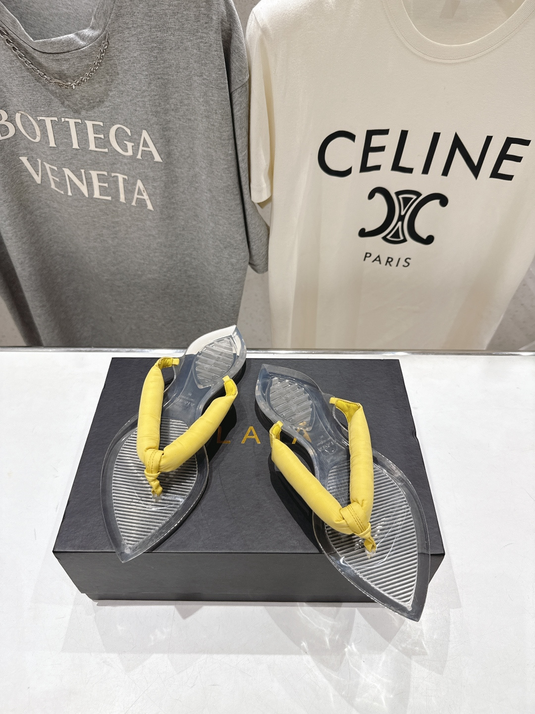 高版本出厂「ALAiA」ALA 阿莱亚F036 2026ss/夏季大热款透明平底人字拖夹脚拖鞋隐形缎面穆