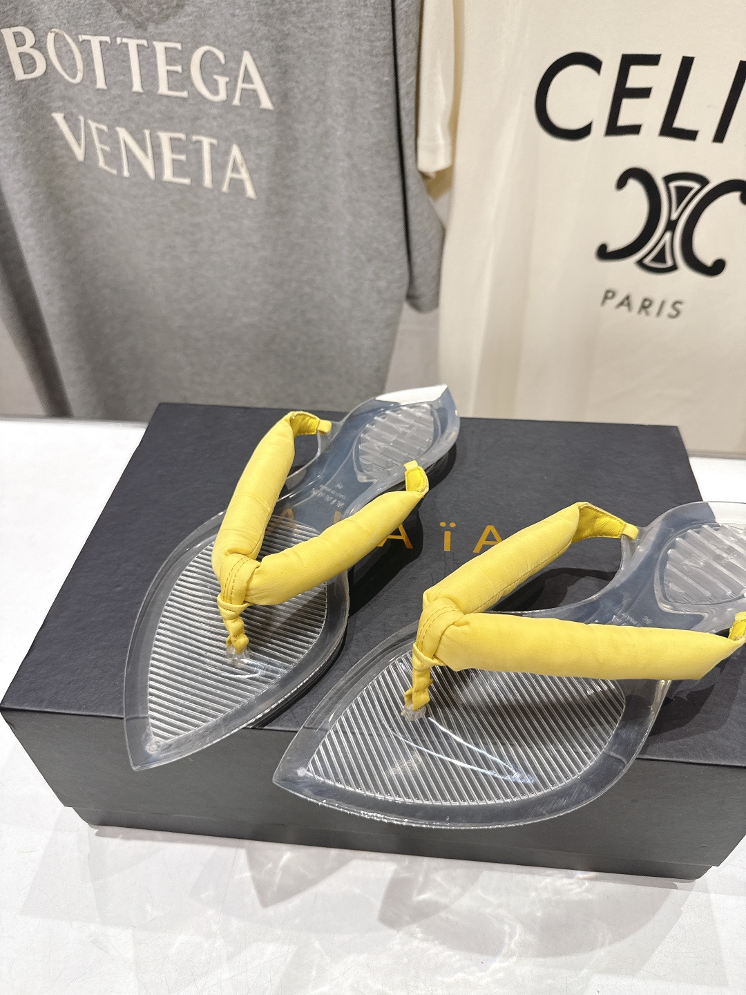 高版本出厂「ALAiA」ALA 阿莱亚F036 2026ss/夏季大热款透明平底人字拖夹脚拖鞋隐形缎面穆