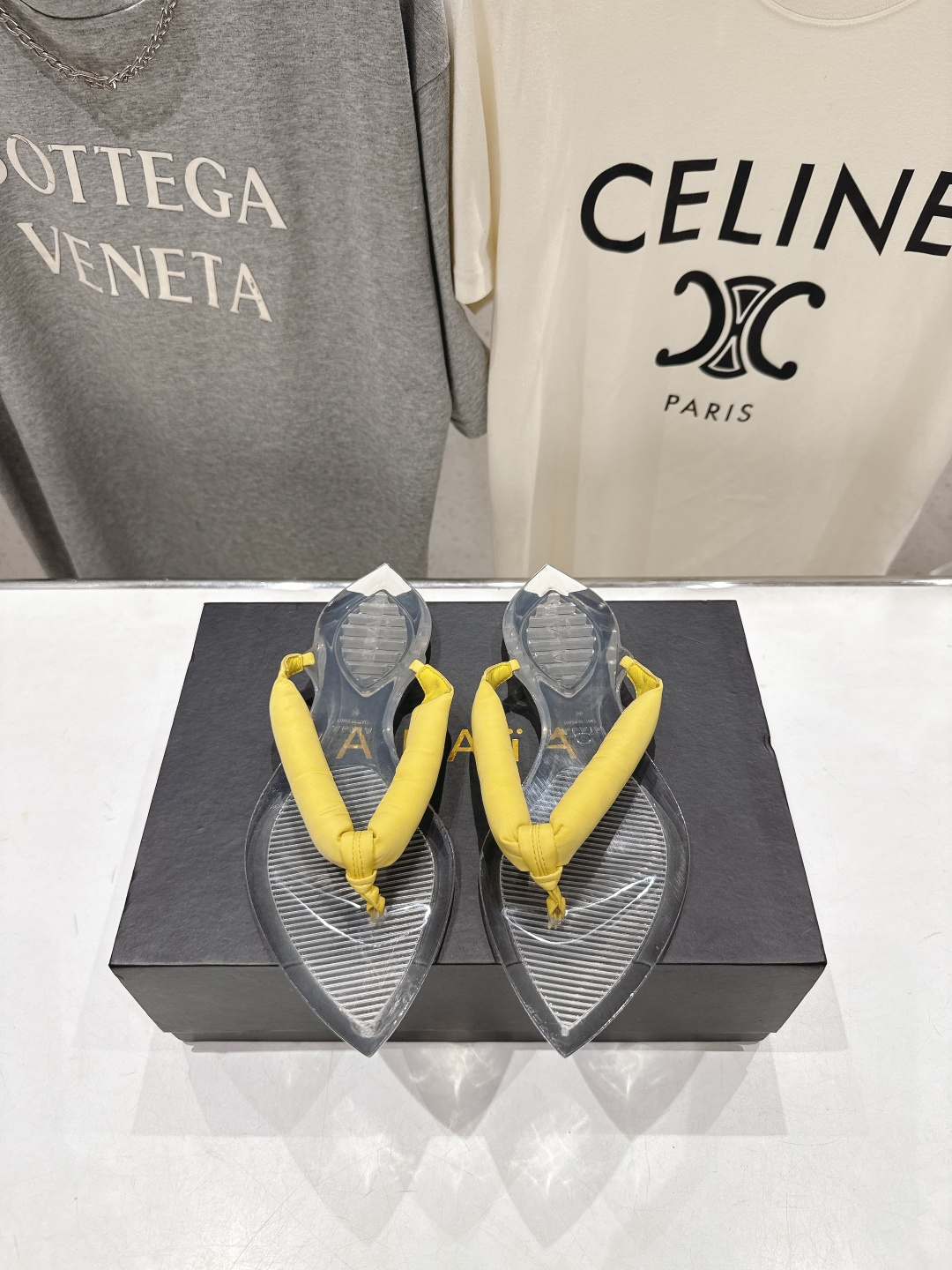 高版本出厂「ALAiA」ALA 阿莱亚F036 2026ss/夏季大热款透明平底人字拖夹脚拖鞋隐形缎面穆