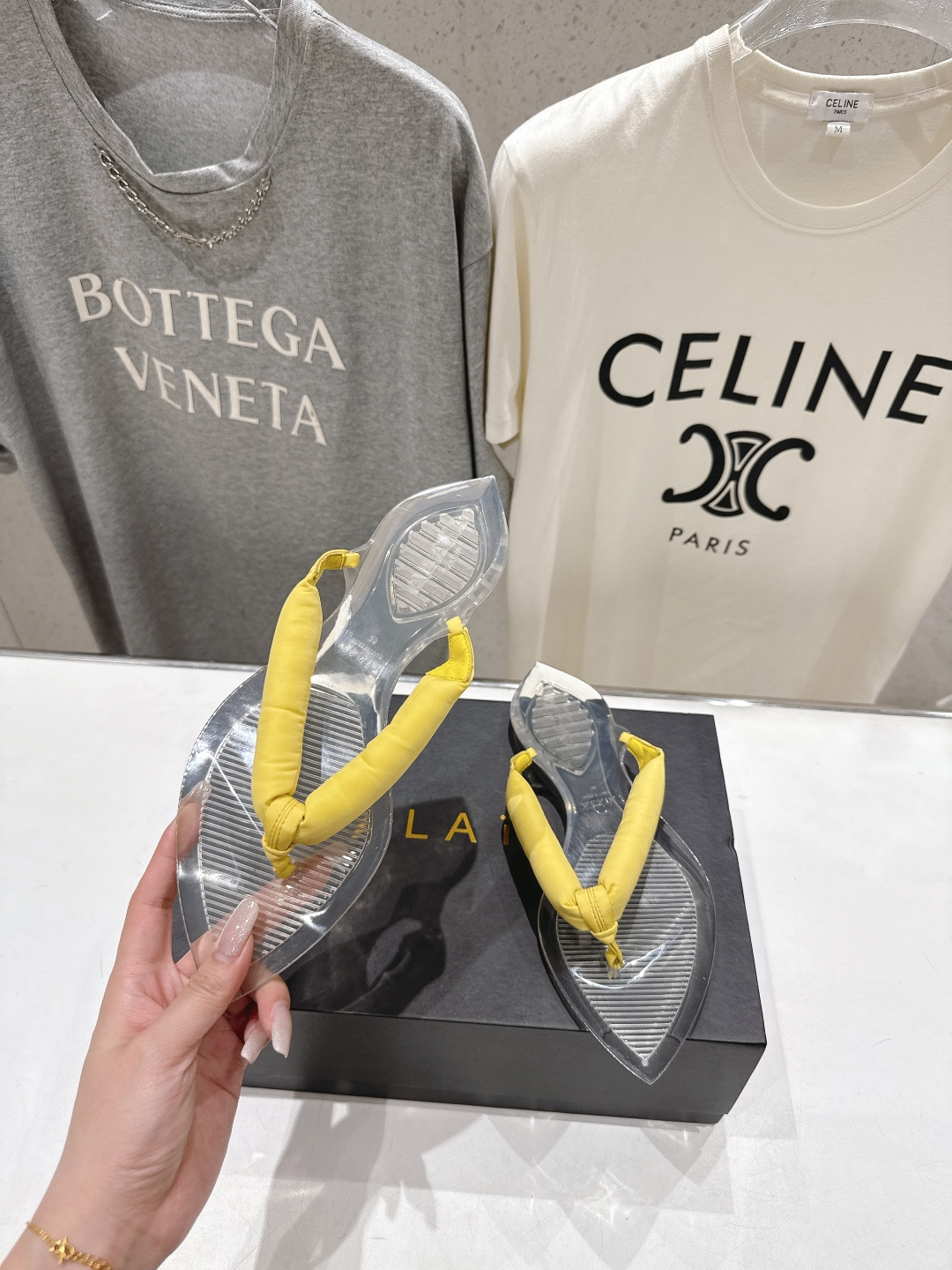 高版本出厂「ALAiA」ALA 阿莱亚F036 2026ss/夏季大热款透明平底人字拖夹脚拖鞋隐形缎面穆