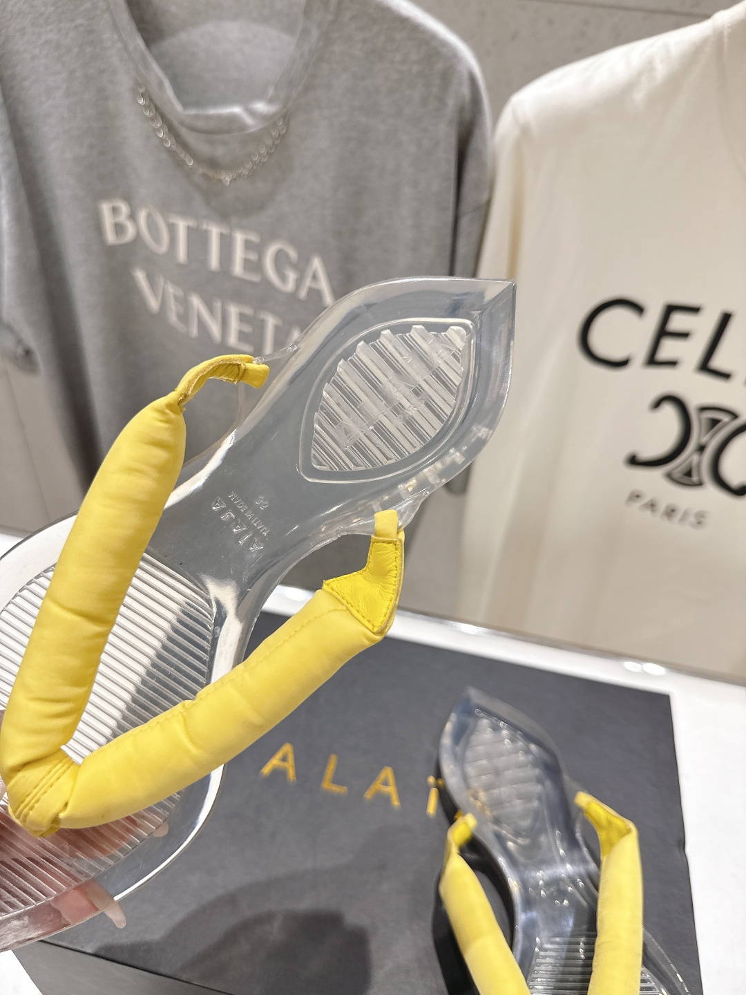 高版本出厂「ALAiA」ALA 阿莱亚F036 2026ss/夏季大热款透明平底人字拖夹脚拖鞋隐形缎面穆