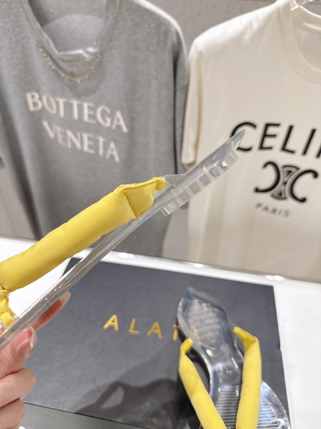 高版本出厂「ALAiA」ALA 阿莱亚F036 2026ss/夏季大热款透明平底人字拖夹脚拖鞋隐形缎面穆