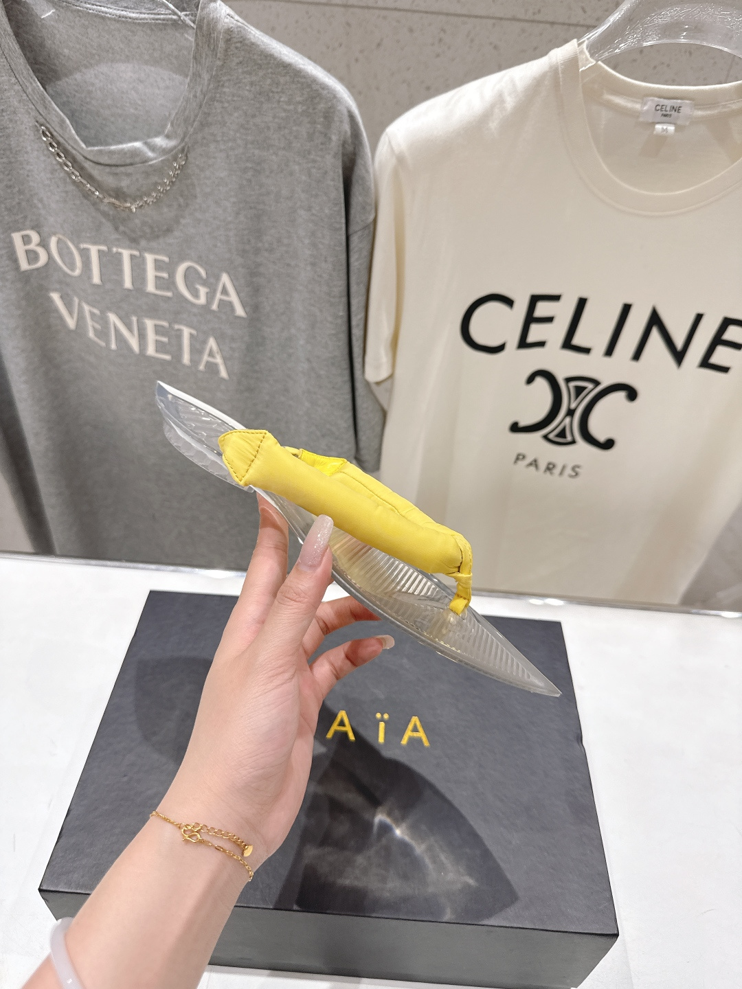 高版本出厂「ALAiA」ALA 阿莱亚F036 2026ss/夏季大热款透明平底人字拖夹脚拖鞋隐形缎面穆