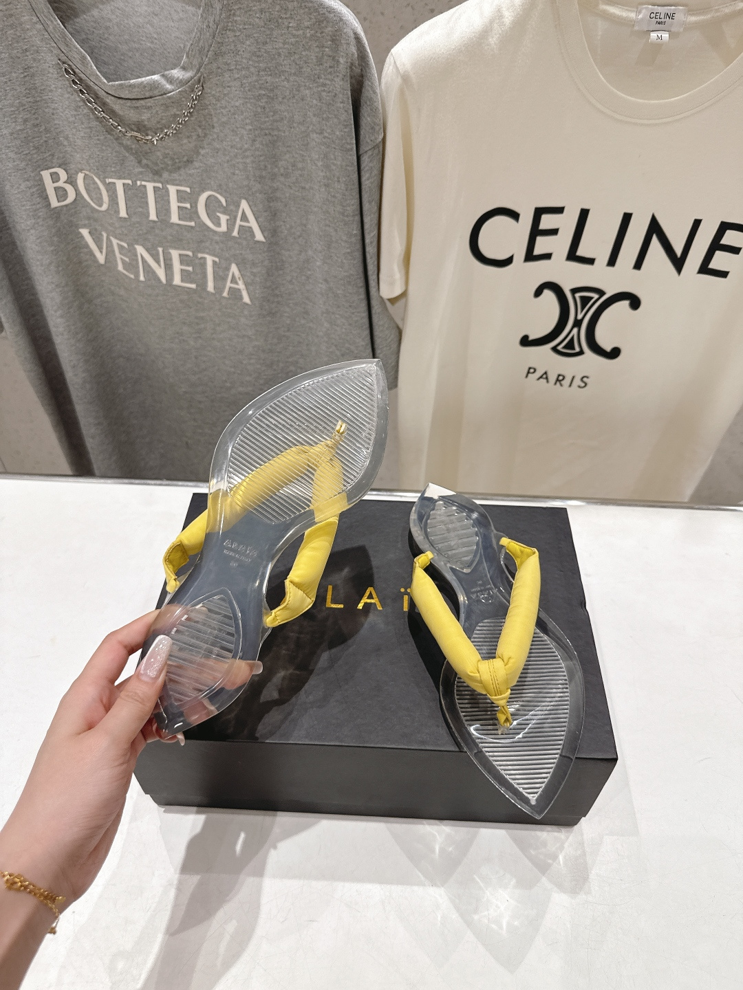 高版本出厂「ALAiA」ALA 阿莱亚F036 2026ss/夏季大热款透明平底人字拖夹脚拖鞋隐形缎面穆