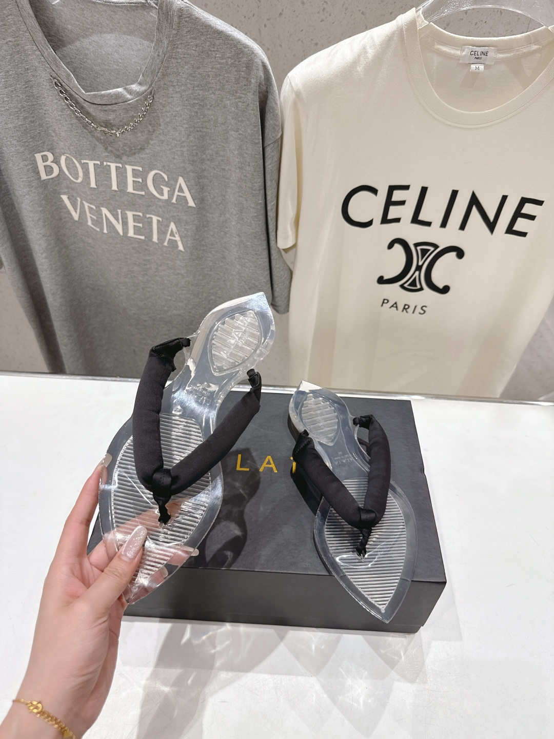 高版本出厂「ALAiA」ALA 阿莱亚F036 2026ss/夏季大热款透明平底人字拖夹脚拖鞋隐形缎面穆