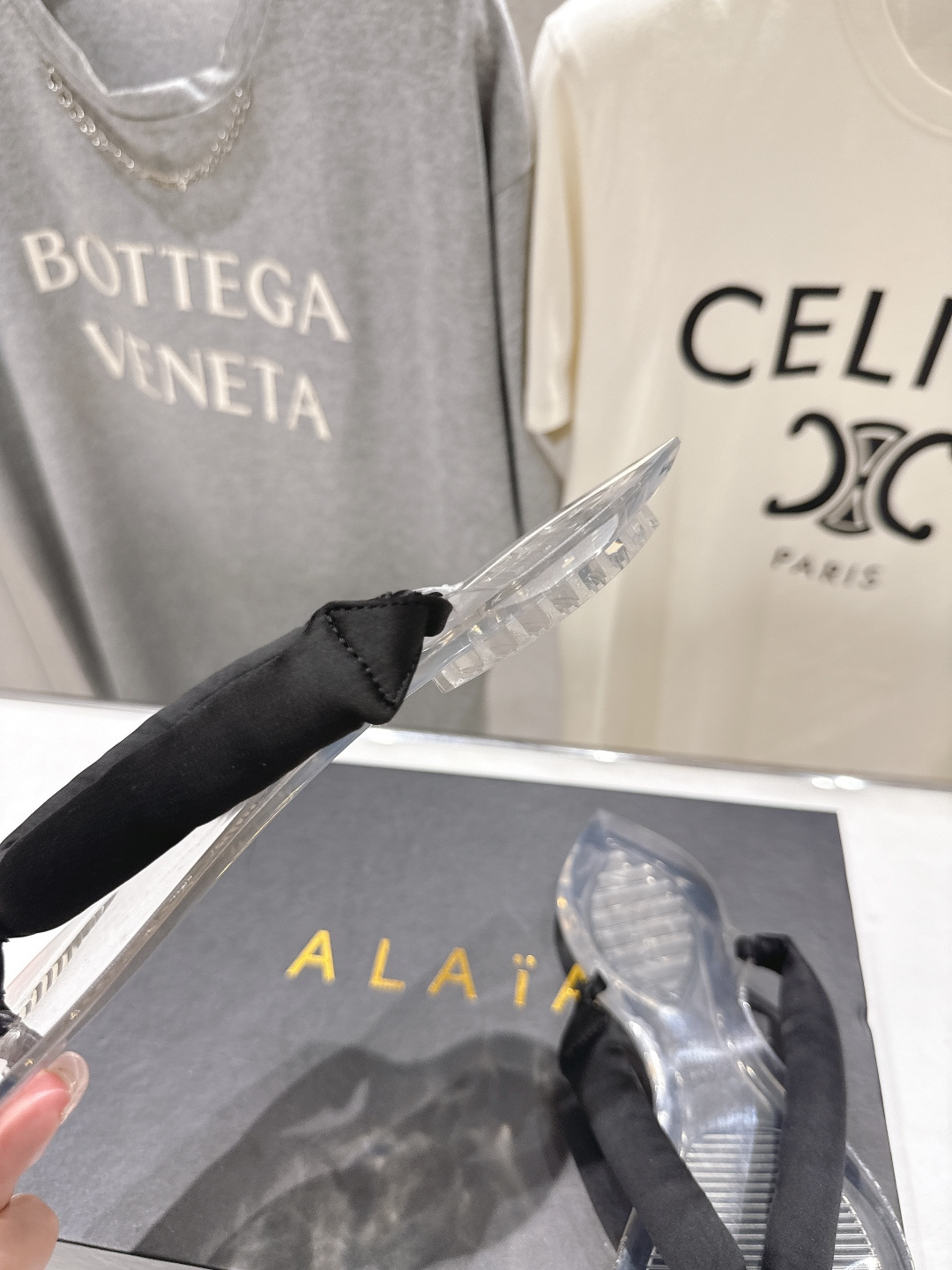 高版本出厂「ALAiA」ALA 阿莱亚F036 2026ss/夏季大热款透明平底人字拖夹脚拖鞋隐形缎面穆