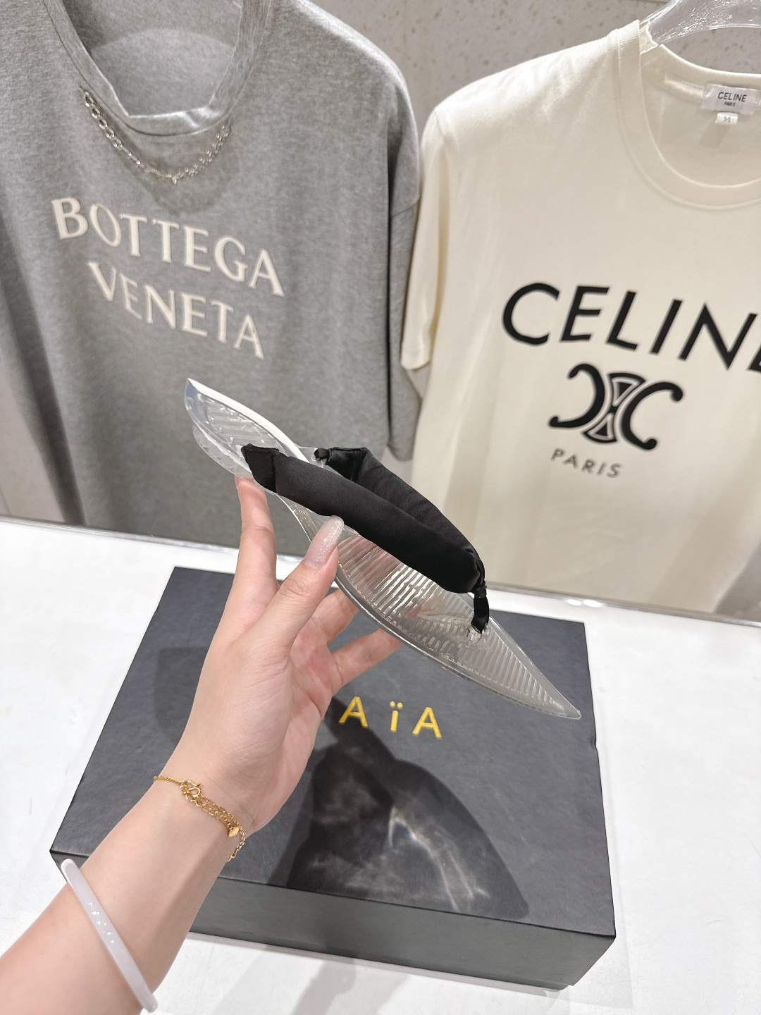 高版本出厂「ALAiA」ALA 阿莱亚F036 2026ss/夏季大热款透明平底人字拖夹脚拖鞋隐形缎面穆