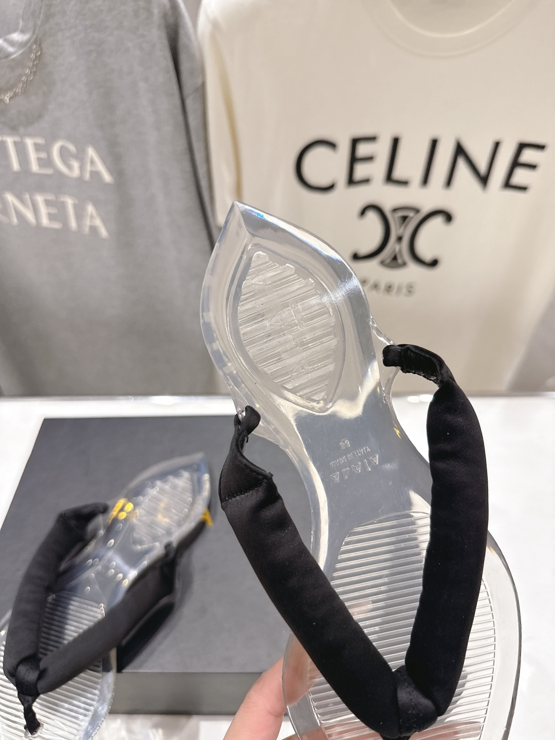 高版本出厂「ALAiA」ALA 阿莱亚F036 2026ss/夏季大热款透明平底人字拖夹脚拖鞋隐形缎面穆