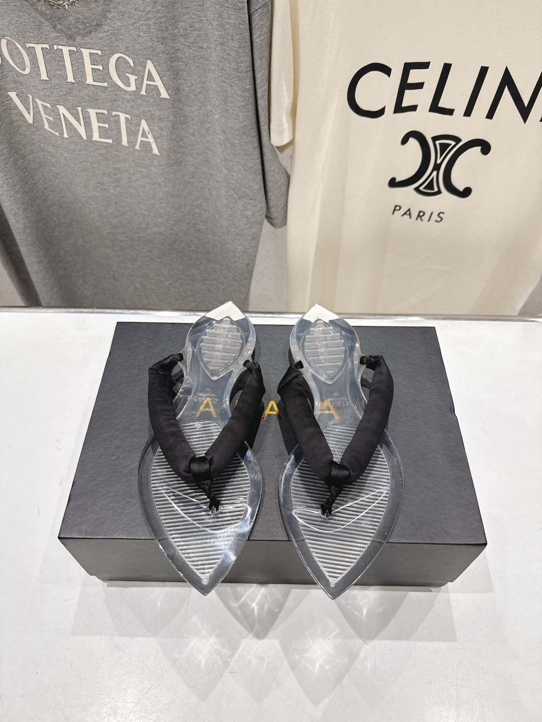 高版本出厂「ALAiA」ALA 阿莱亚F036 2026ss/夏季大热款透明平底人字拖夹脚拖鞋隐形缎面穆