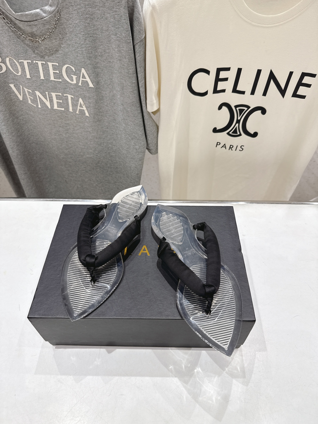 高版本出厂「ALAiA」ALA 阿莱亚F036 2026ss/夏季大热款透明平底人字拖夹脚拖鞋隐形缎面穆