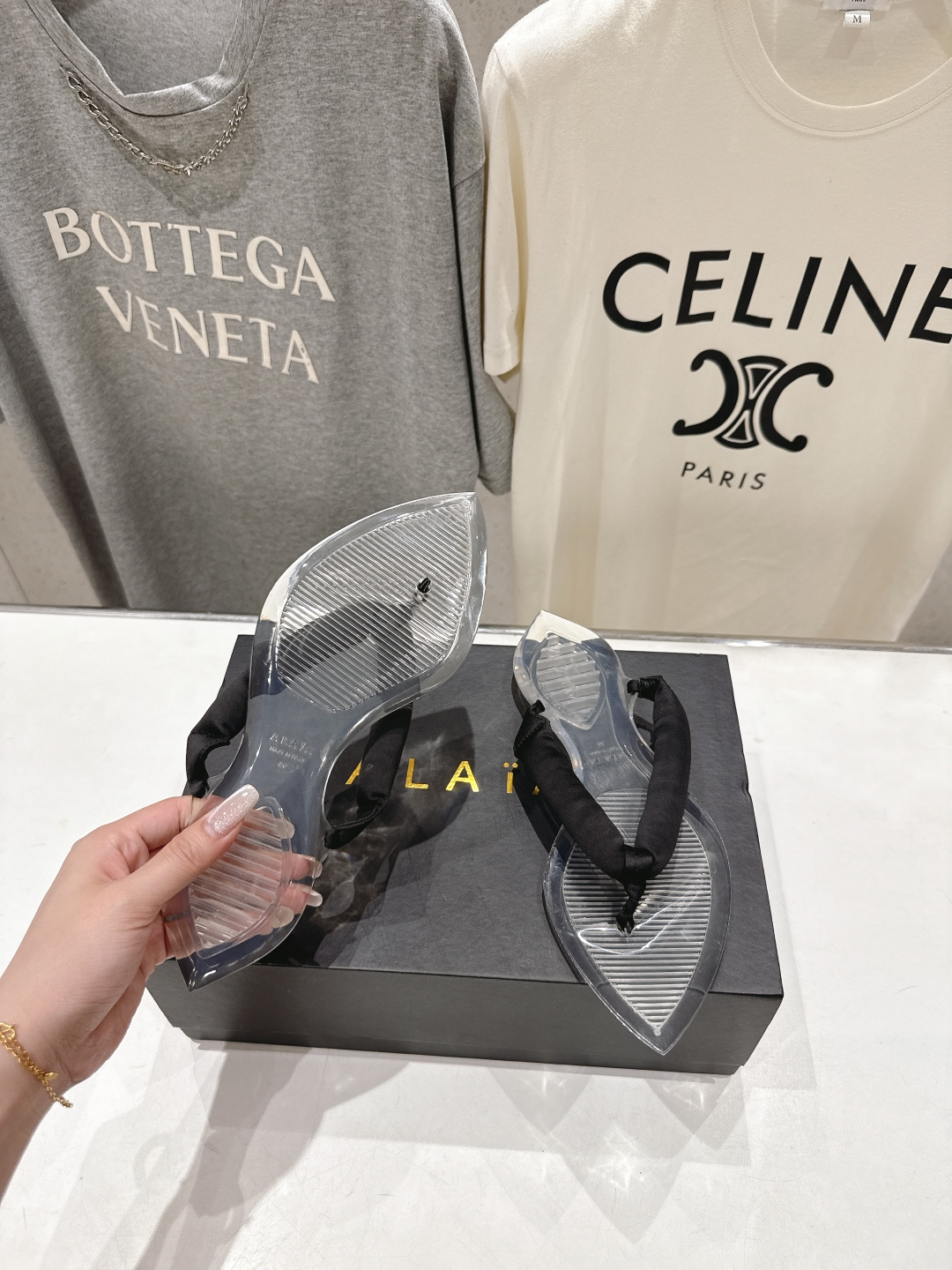 高版本出厂「ALAiA」ALA 阿莱亚F036 2026ss/夏季大热款透明平底人字拖夹脚拖鞋隐形缎面穆