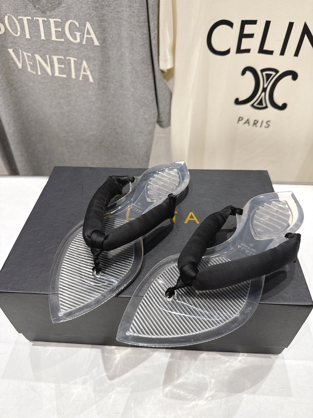 高版本出厂「ALAiA」ALA 阿莱亚F036 2026ss/夏季大热款透明平底人字拖夹脚拖鞋隐形缎面穆