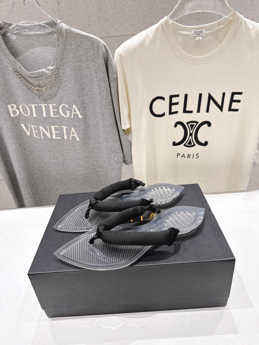 高版本出厂「ALAiA」ALA 阿莱亚F036 2026ss/夏季大热款透明平底人字拖夹脚拖鞋隐形缎面穆