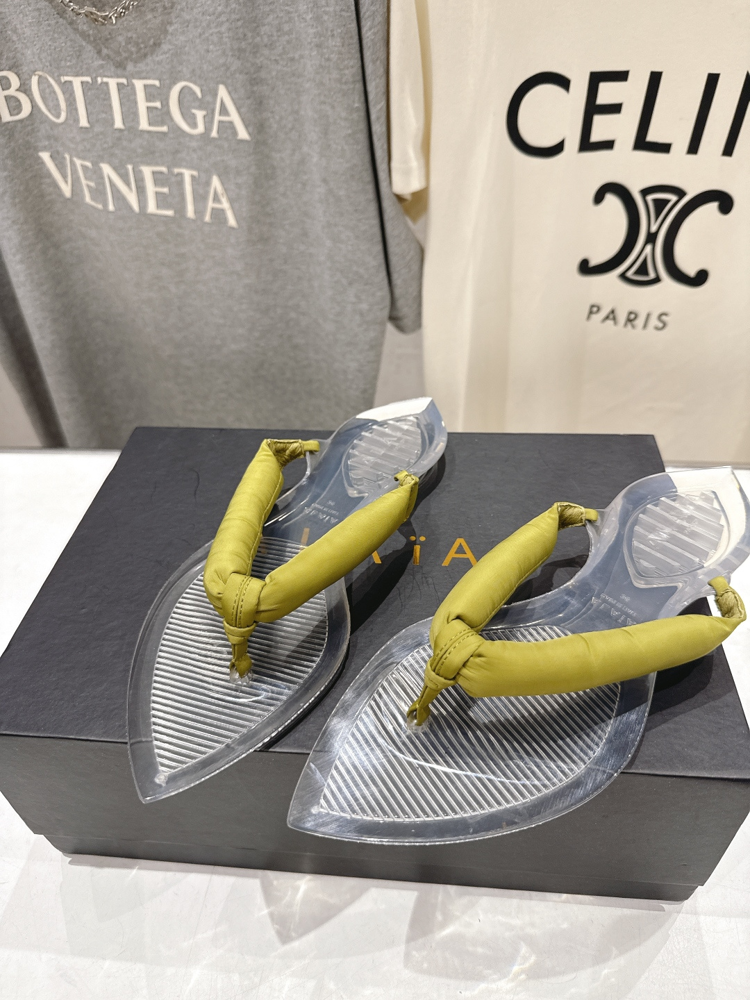 高版本出厂「ALAiA」ALA 阿莱亚F036 2026ss/夏季大热款透明平底人字拖夹脚拖鞋隐形缎面穆