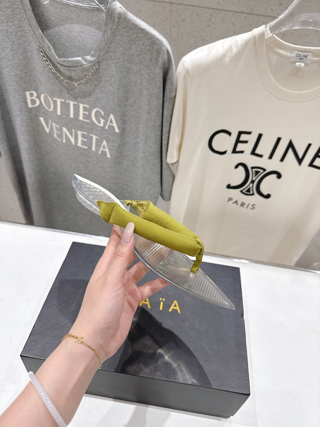 高版本出厂「ALAiA」ALA 阿莱亚F036 2026ss/夏季大热款透明平底人字拖夹脚拖鞋隐形缎面穆