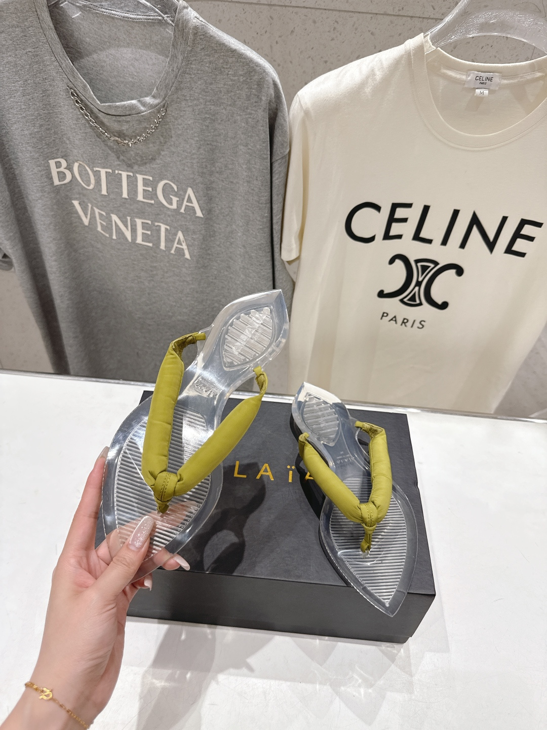 高版本出厂「ALAiA」ALA 阿莱亚F036 2026ss/夏季大热款透明平底人字拖夹脚拖鞋隐形缎面穆