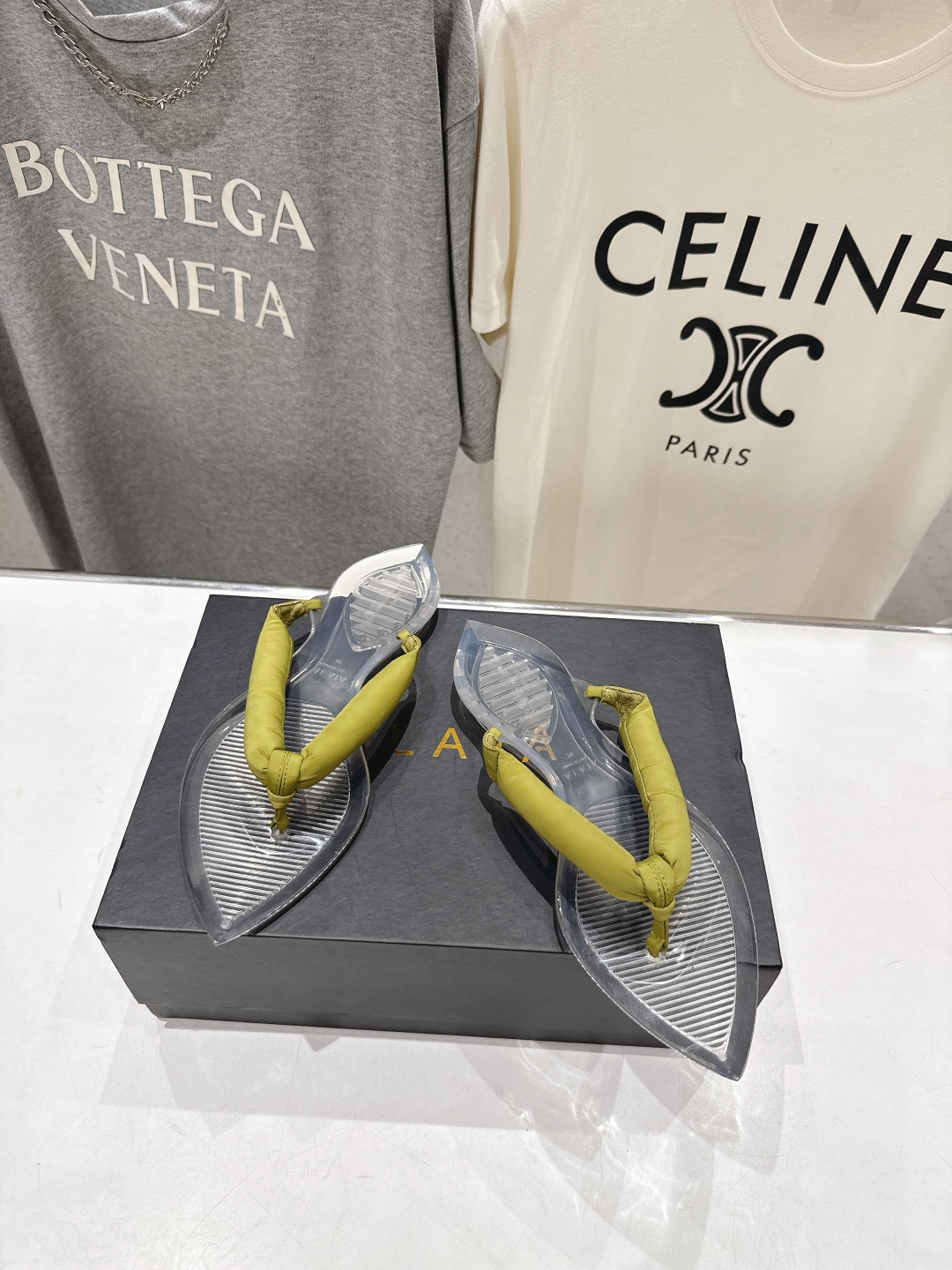 高版本出厂「ALAiA」ALA 阿莱亚F036 2026ss/夏季大热款透明平底人字拖夹脚拖鞋隐形缎面穆