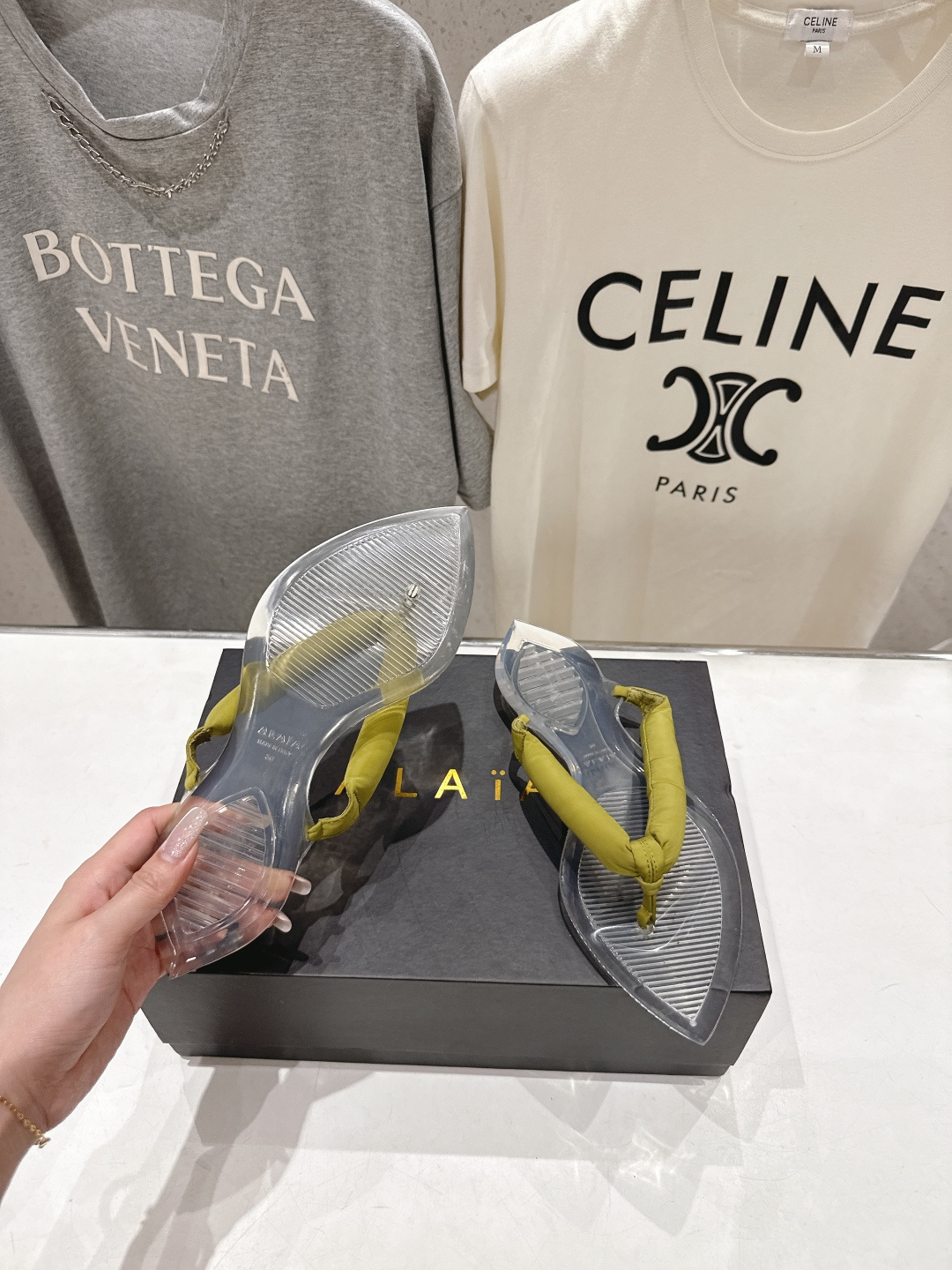 高版本出厂「ALAiA」ALA 阿莱亚F036 2026ss/夏季大热款透明平底人字拖夹脚拖鞋隐形缎面穆