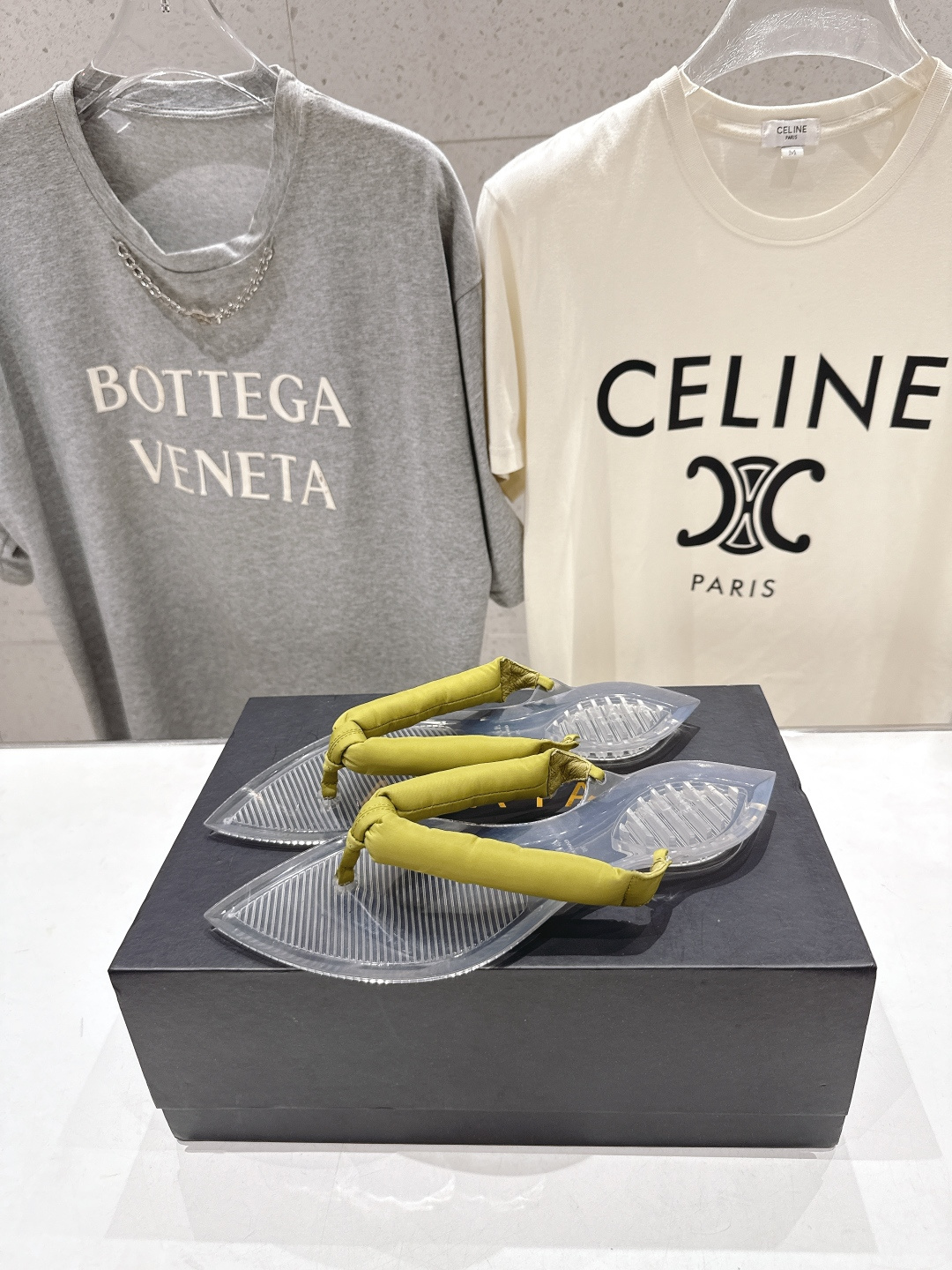 高版本出厂「ALAiA」ALA 阿莱亚F036 2026ss/夏季大热款透明平底人字拖夹脚拖鞋隐形缎面穆