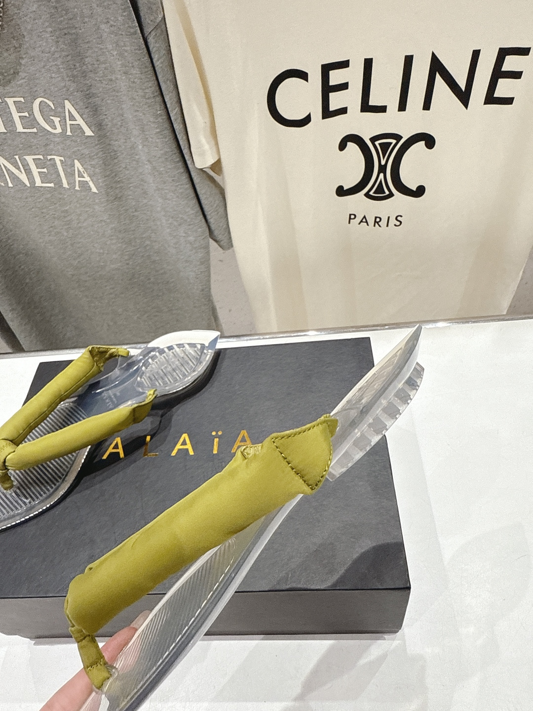 高版本出厂「ALAiA」ALA 阿莱亚F036 2026ss/夏季大热款透明平底人字拖夹脚拖鞋隐形缎面穆