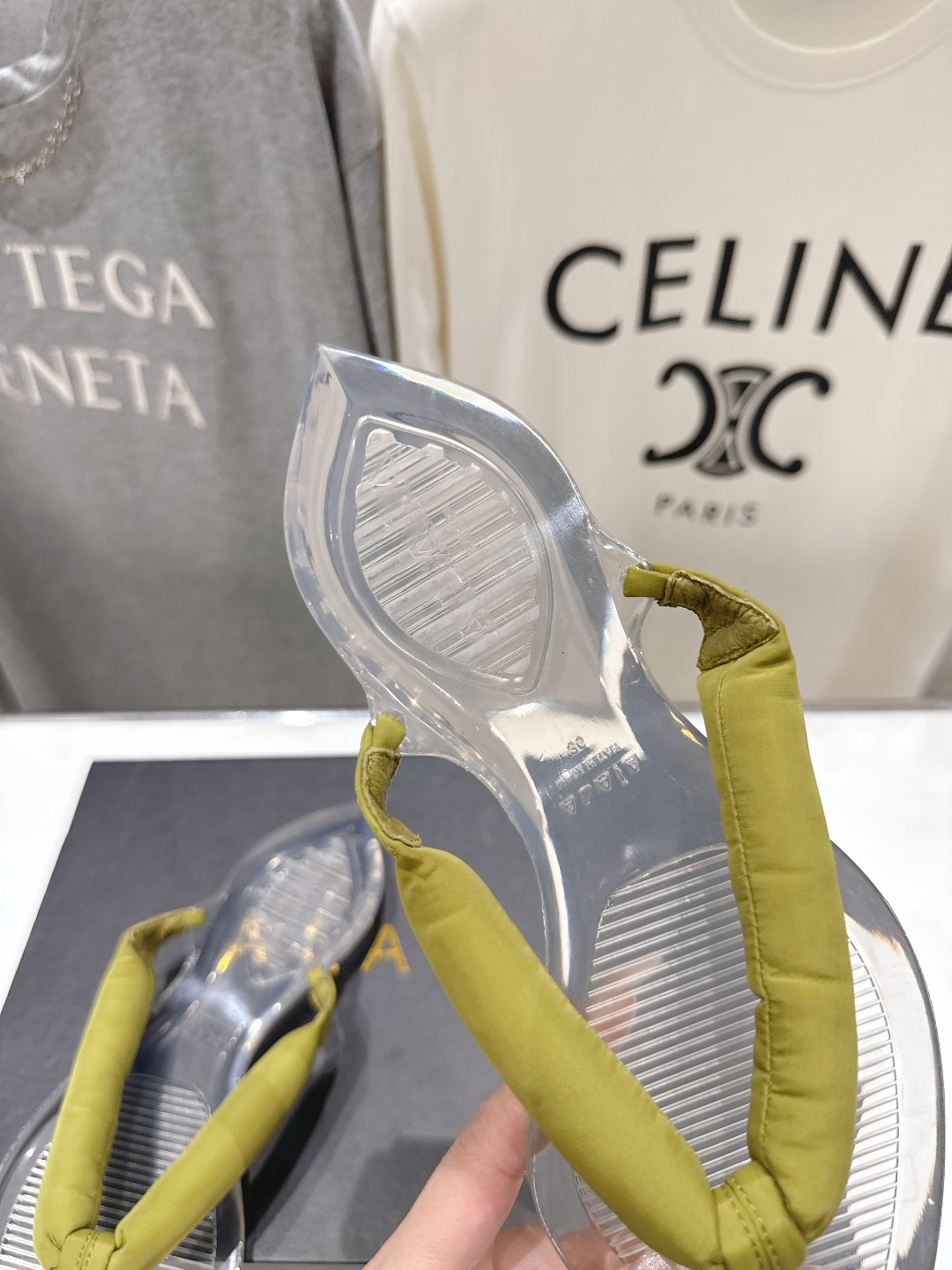 高版本出厂「ALAiA」ALA 阿莱亚F036 2026ss/夏季大热款透明平底人字拖夹脚拖鞋隐形缎面穆