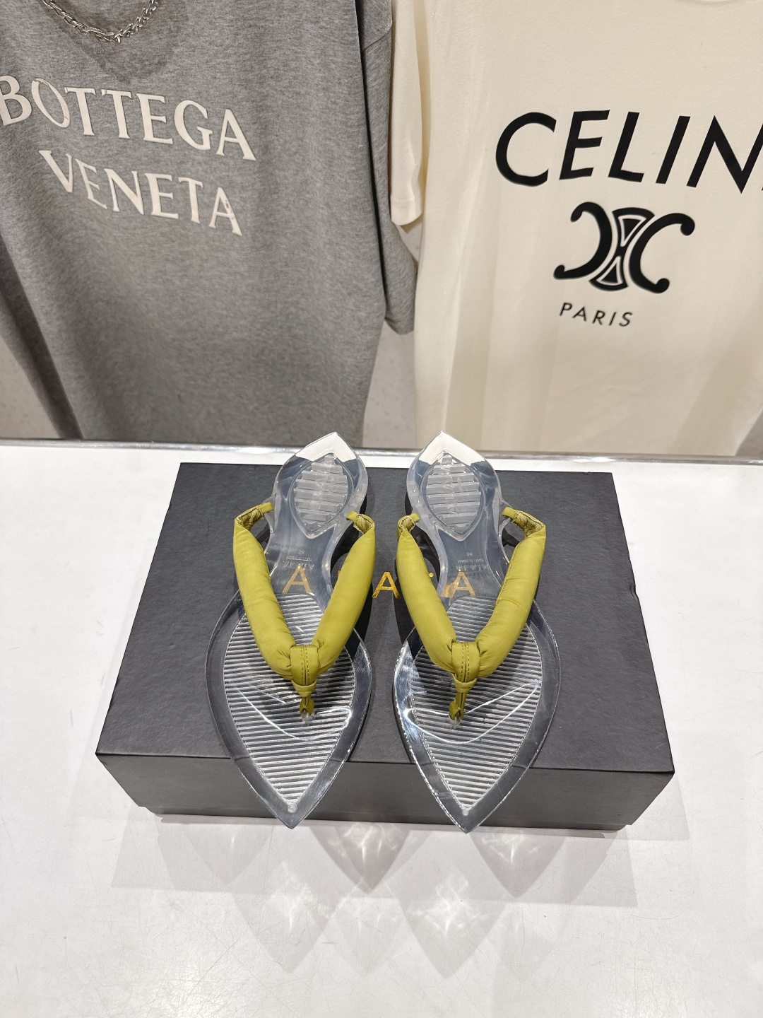 高版本出厂「ALAiA」ALA 阿莱亚F036 2026ss/夏季大热款透明平底人字拖夹脚拖鞋隐形缎面穆