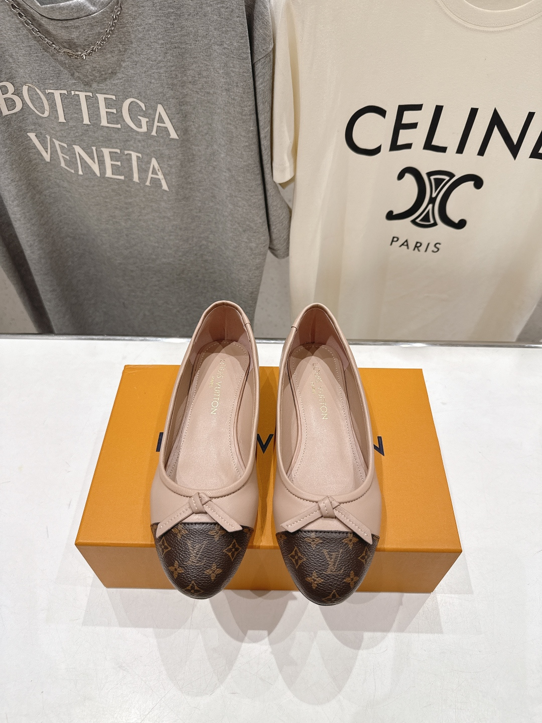 NO:789292,High version Louis Vuitton ss26 new arrival LV donkey brand spring and summer series new flat shoes Mary Jane shoes. Simple and exquisite, full of high-end feeling, showing elegance ~ super good-looking on the feet, perfect for summer shoes. Upper imported cowhide + original presbyopic leather material. Lining sheepskin lining. Outsole imported from Italy. Genuine leather outsole. Size 35-41 (40.41 customized, non-refundable), ballet shoes, louis  vuitton,louis vuitton,louis vuitton,mary jane,flats,cowhide,sheepskin,Leather soles19860909高版本  Louis Vuitton ss26 new arrival LV驴牌春夏系列新款平底鞋玛丽珍单鞋 简约精致,高级感满满,尽显优雅气质～上脚超好看,拉满了夏日美鞋的绝绝子 鞋面进口牛皮+原版老花皮料 内里羊皮内里 大底意大利进口真皮大底 码数35-41（40.41订做不退换）,芭蕾舞鞋,louis vuitton,louis vuitton,louis vuitton,mary jane,flats,cowhide,sheepskin,Leather soles,Women's Shoes